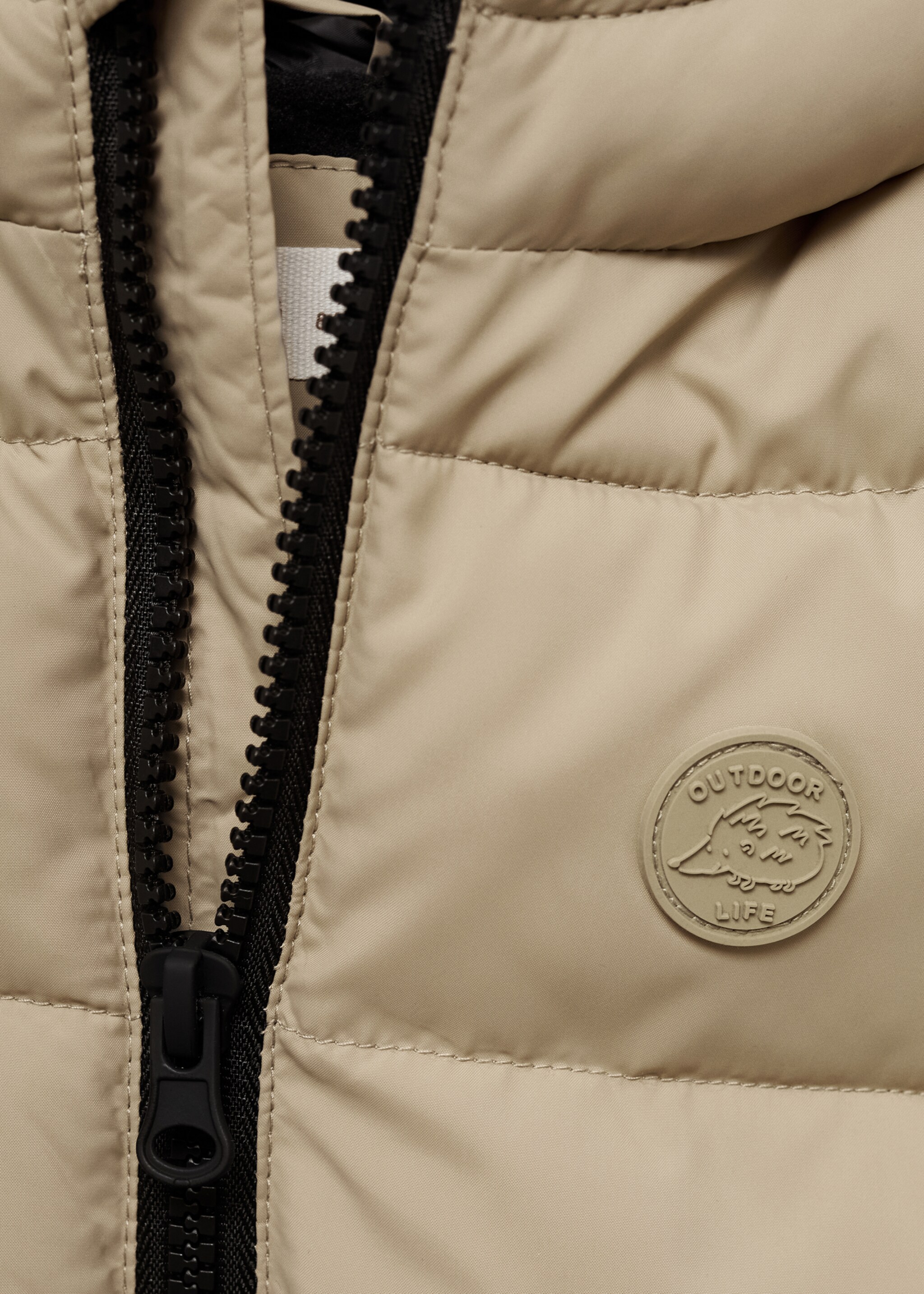 Quilted gilet with hood - Details of the article 8, Ivory White. Ref: 77064010-00.