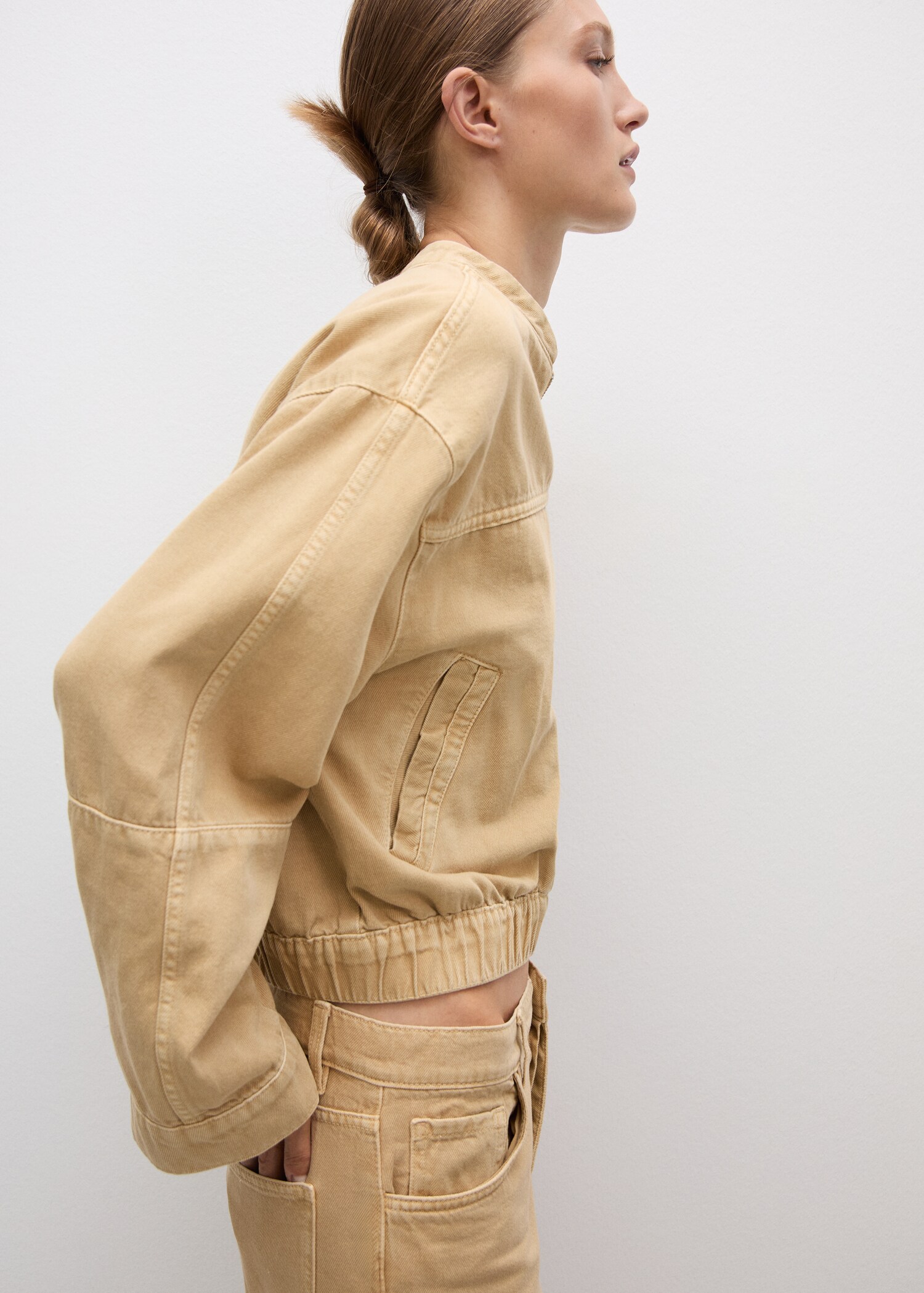 Blouson bomber en jean - Plan moyen