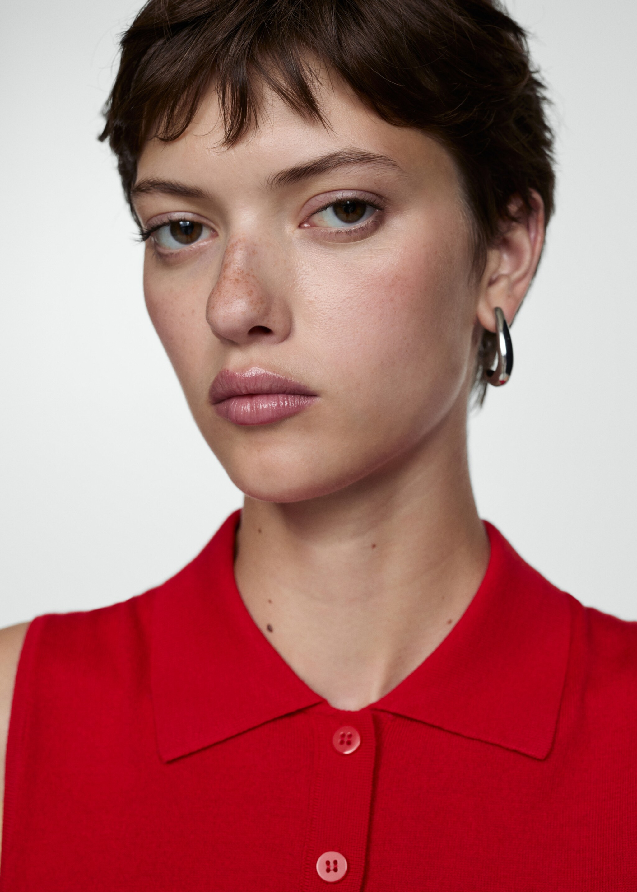 Fine-knit polo neck gilet - Details of the article 1, Red. Ref: 77064021-00.