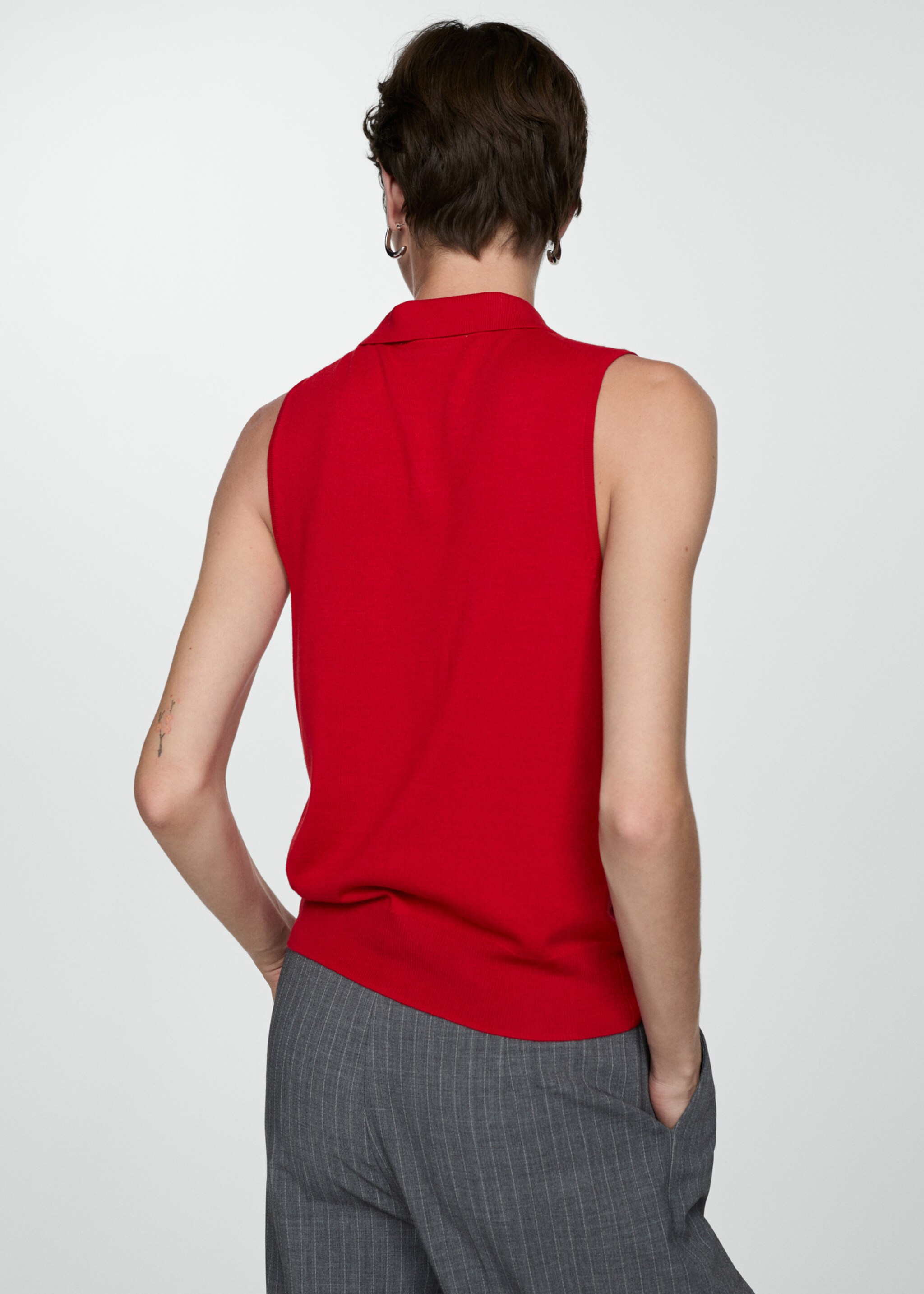 Fine-knit polo neck gilet - Reverse of the article, Red. Ref: 77064021-00.