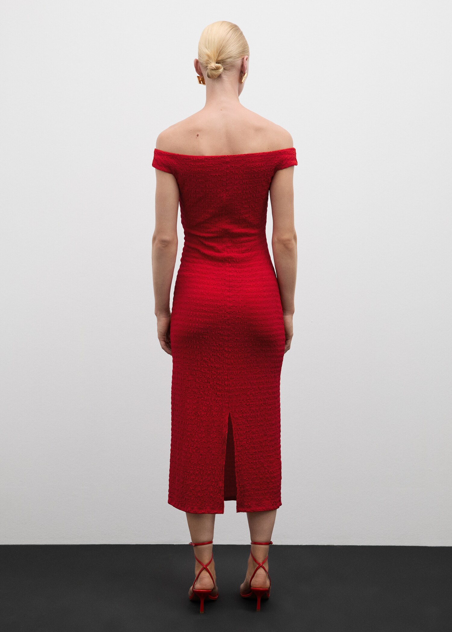 Off-the-shoulder long dress - Reverse of the article
