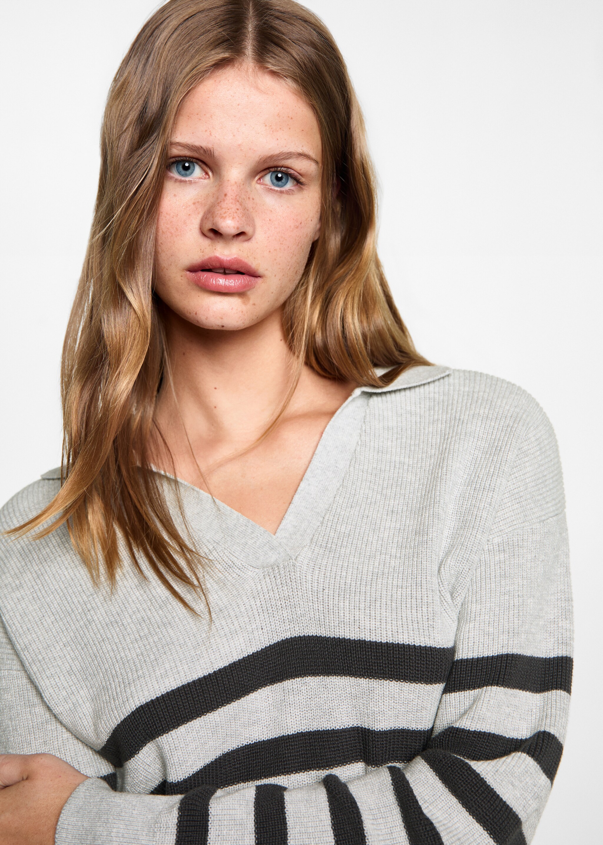 Gestreifter Strickpullover - Detail des Artikels 1, Grau. Ref: 77064039-00.