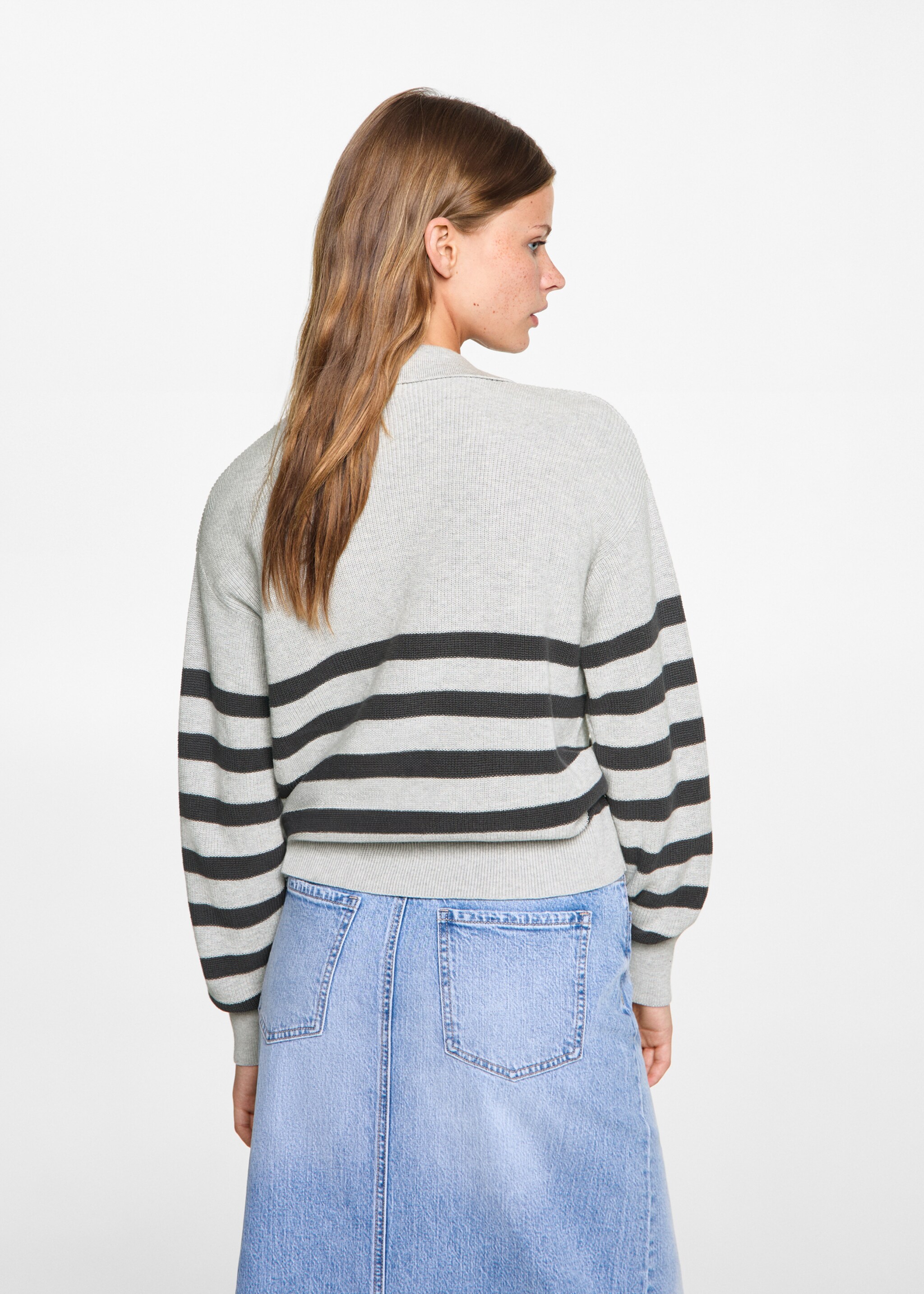 Gestreifter Strickpullover - Rückseite des Artikels, Grau. Ref: 77064039-00.