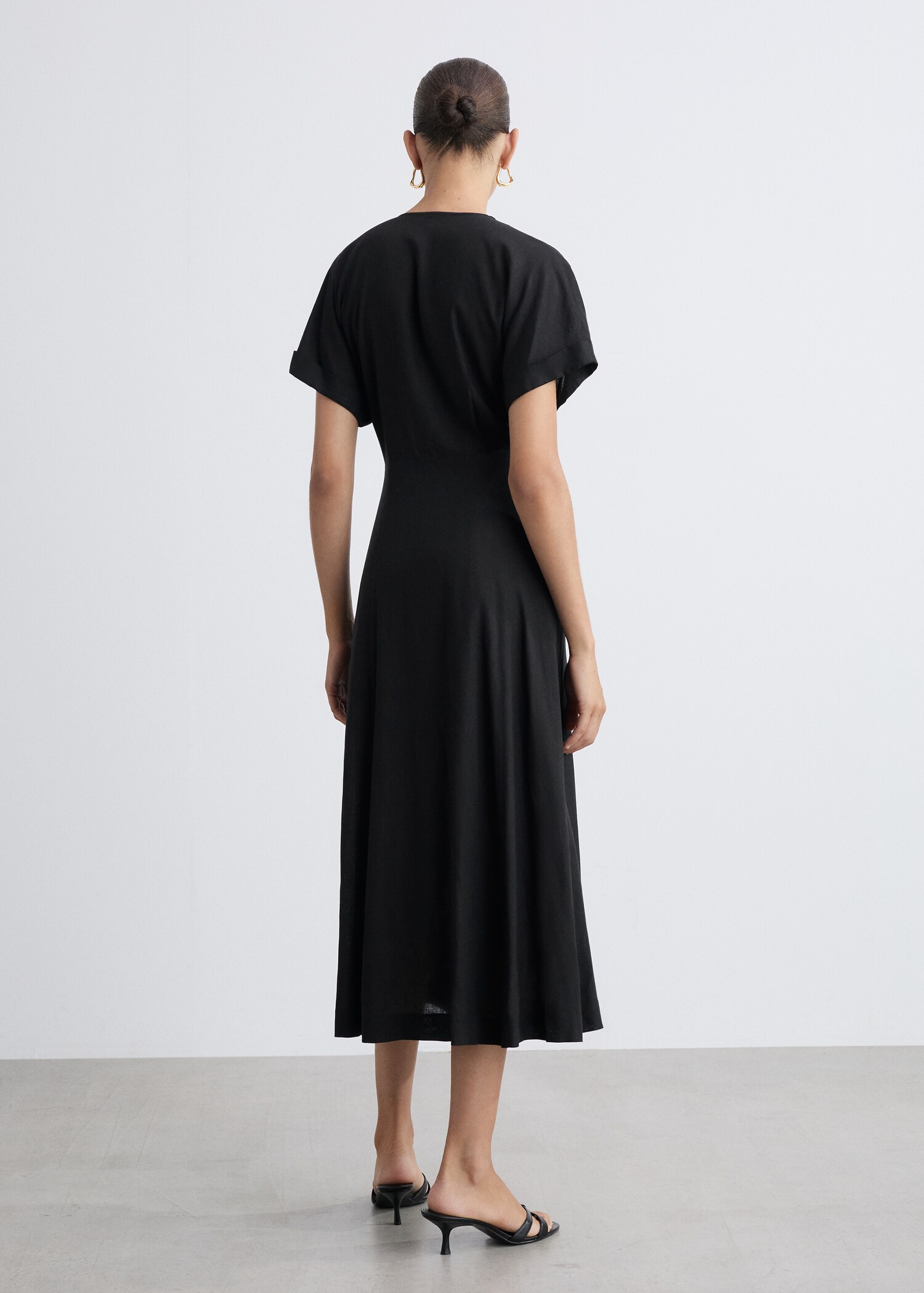 Ausgestelltes Kleid mit Knöpfen - Rückseite des Artikels