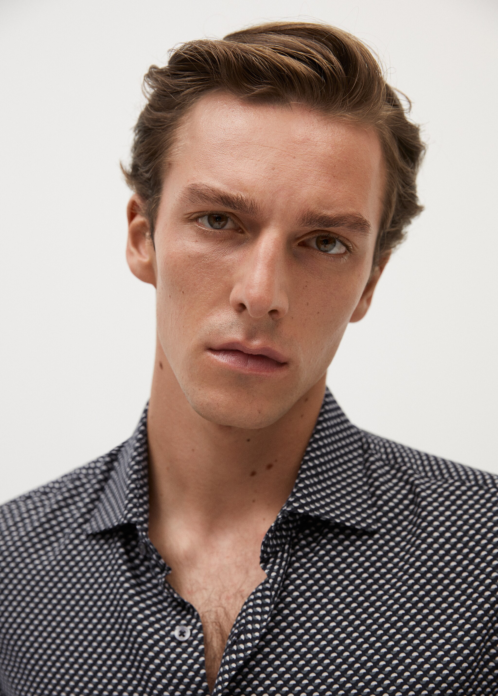 Printed flowy slim-fit shirt - Details of the article 1