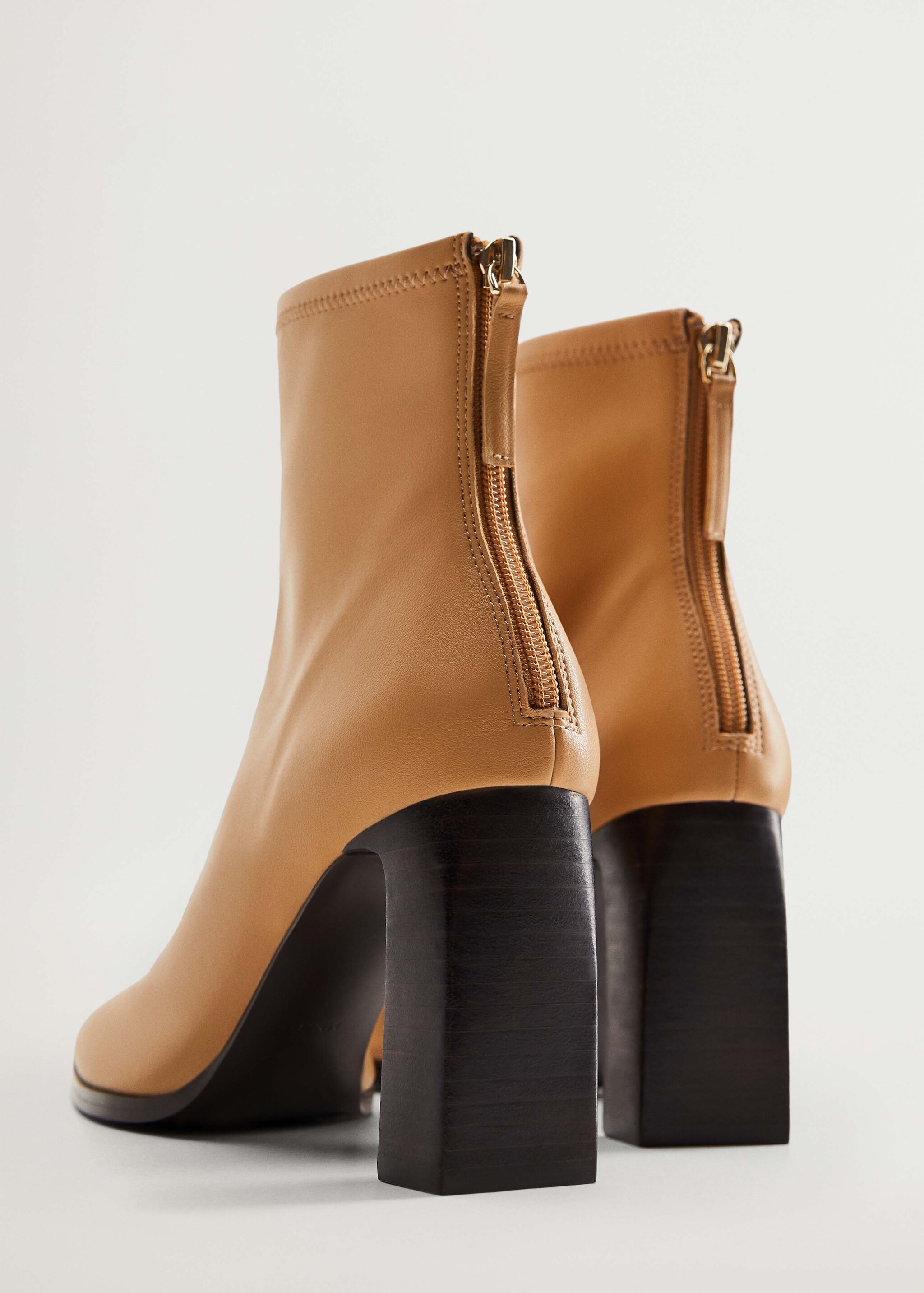 Elastic heeled ankle boot - Details of the article 2