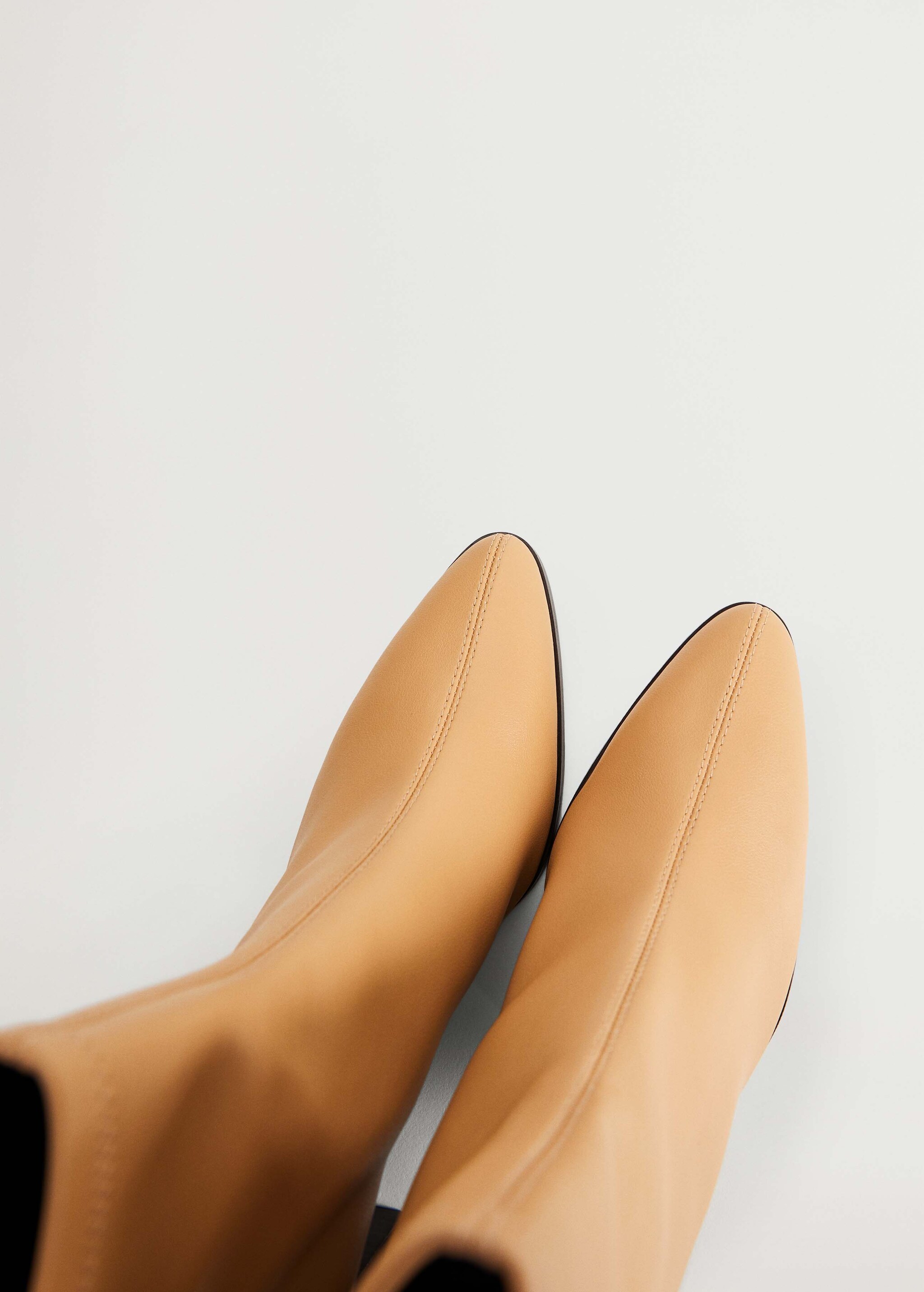 Elastic heeled ankle boot - Details of the article 3