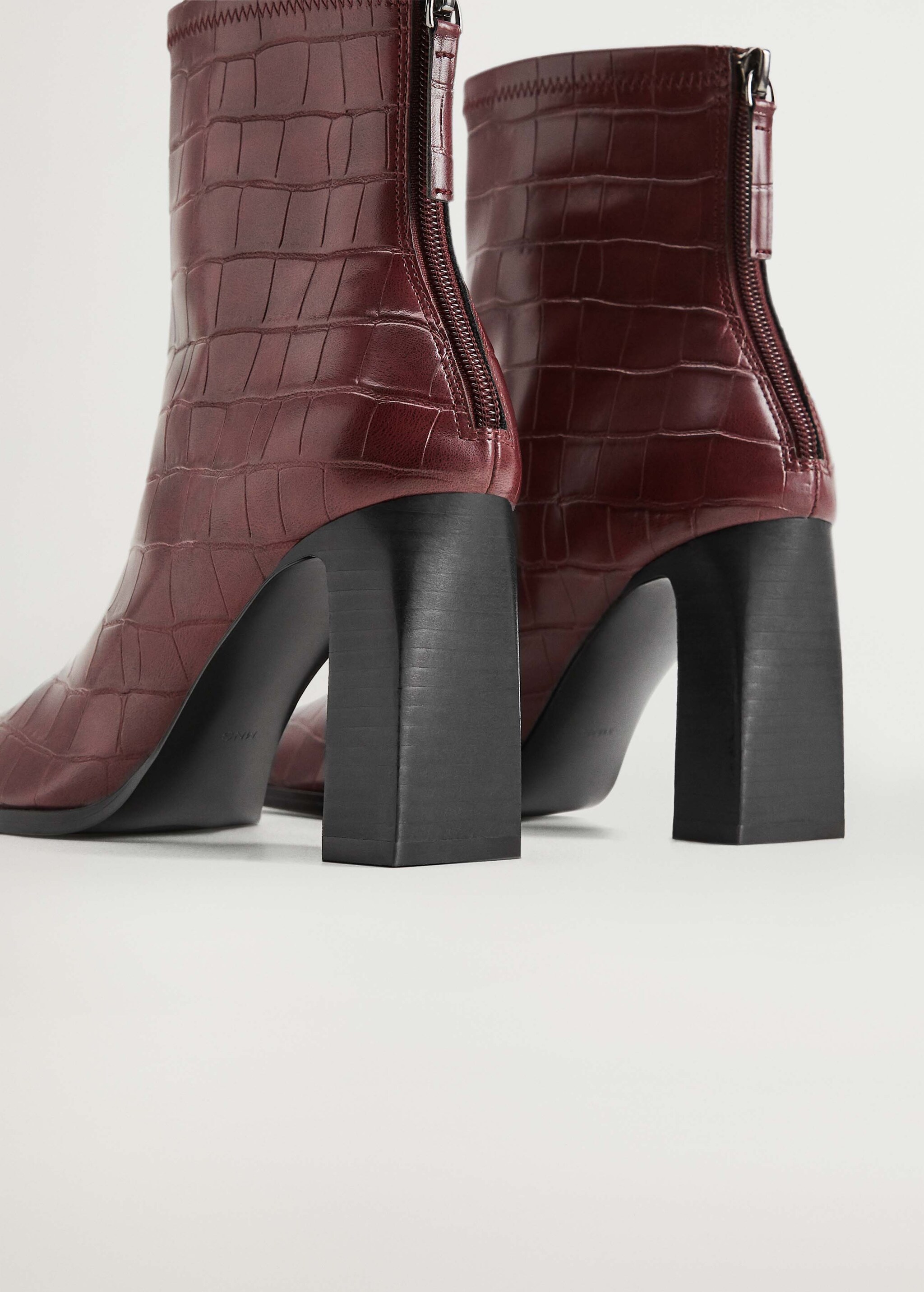 Elastic heeled ankle boot - Details of the article 2