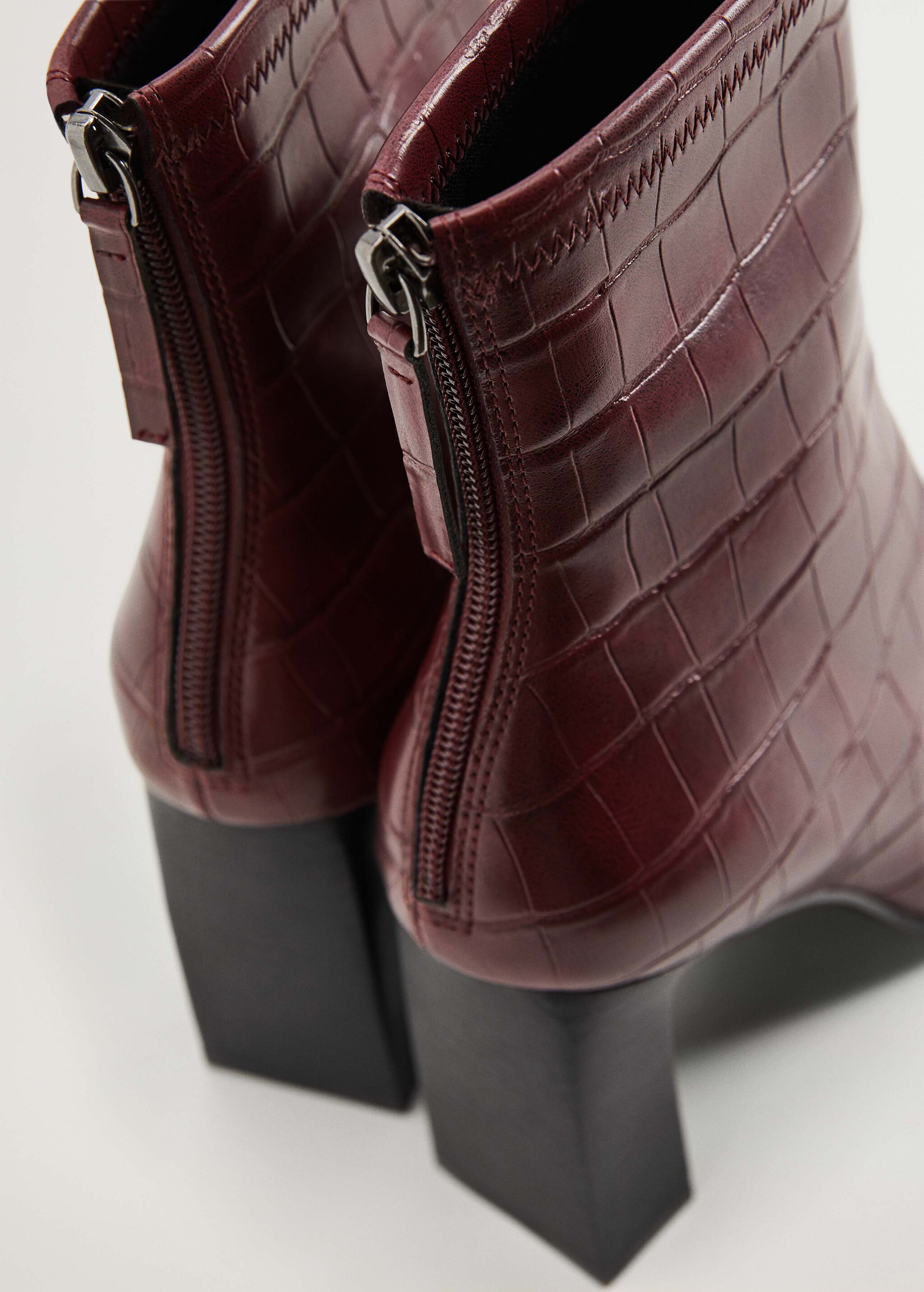 Elastic heeled ankle boot - Details of the article 3