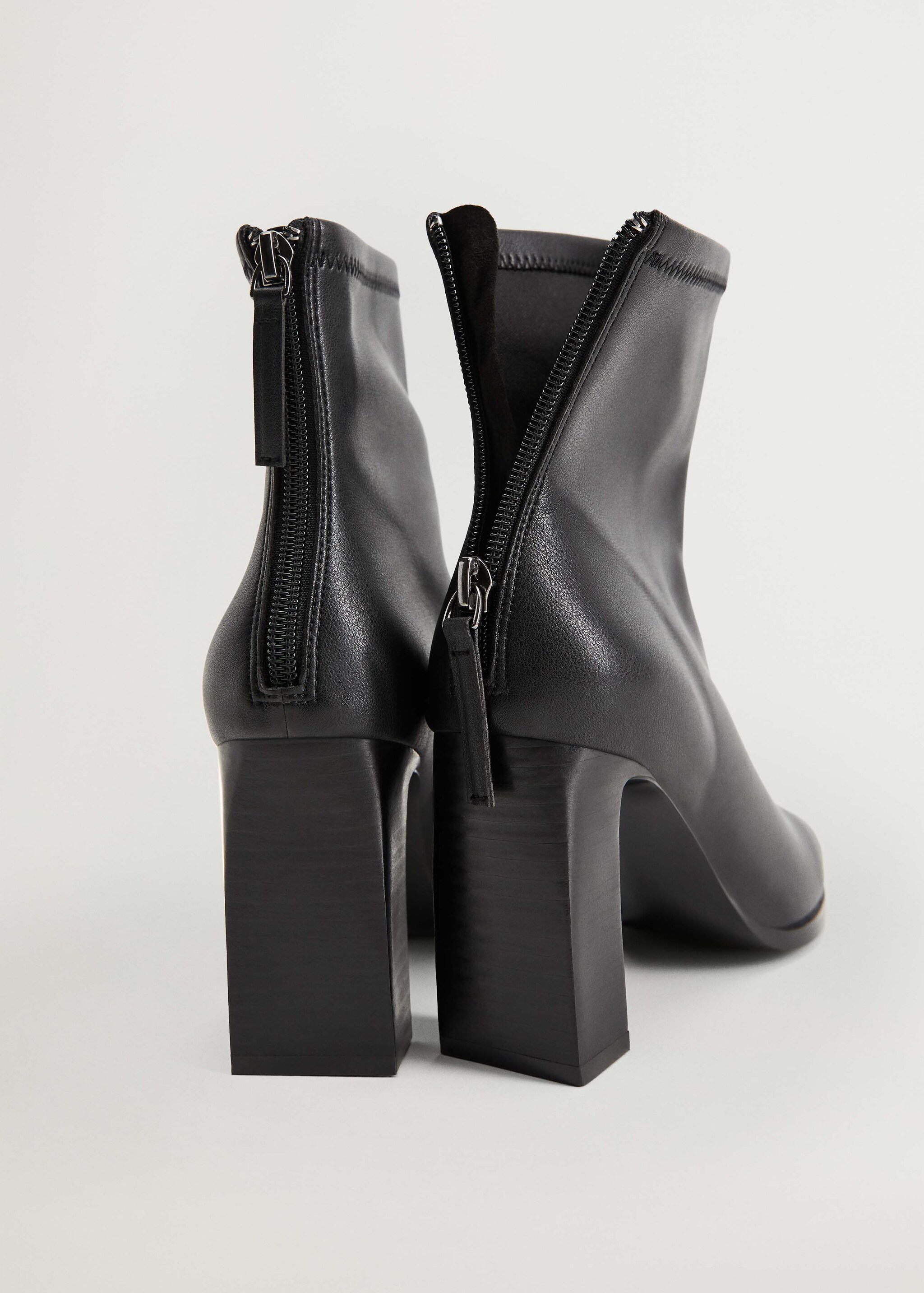 Elastic heeled ankle boot - Details of the article 2