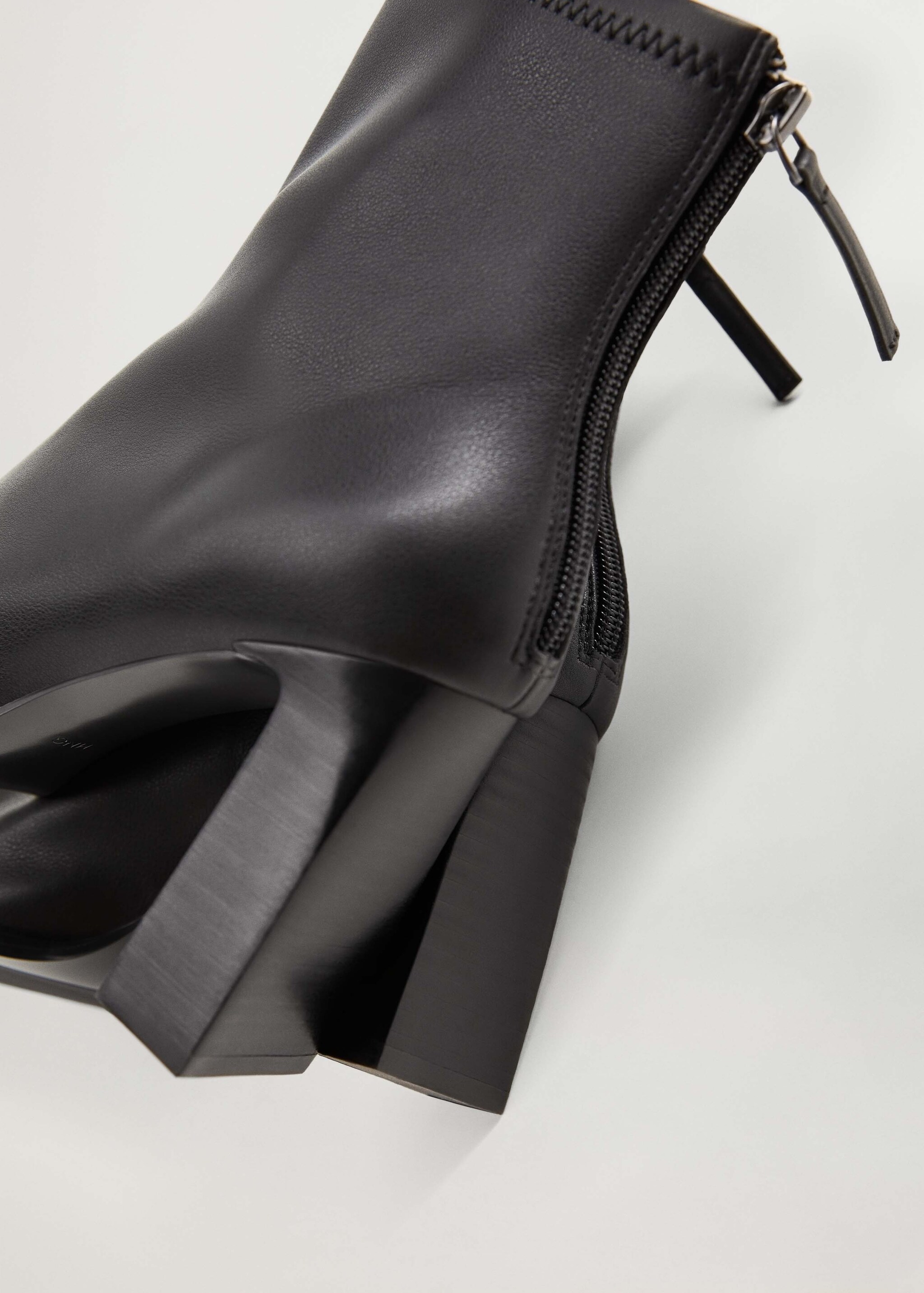 Elastic heeled ankle boot - Details of the article 3