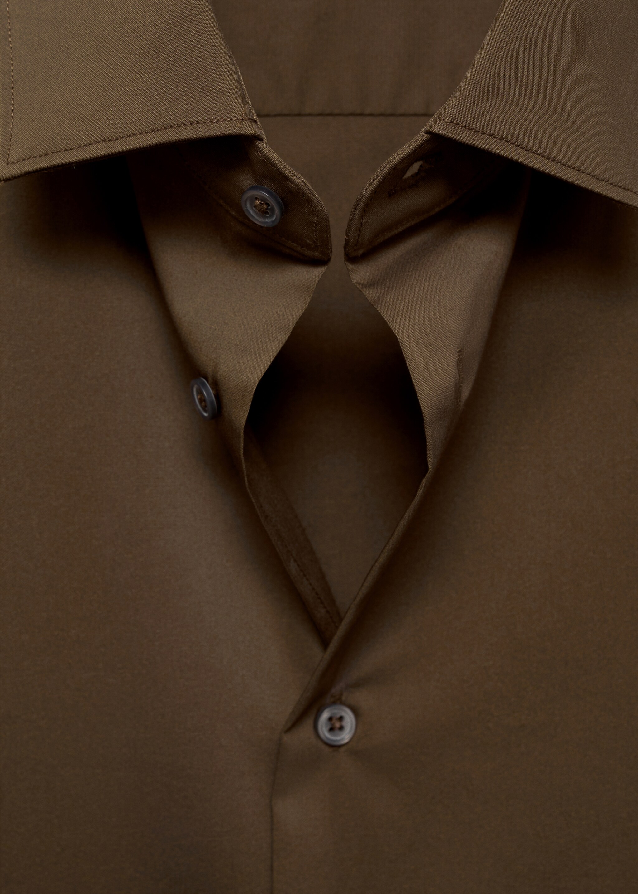 Camisa regular fit cotó stretch - Detall de l'article 8, Marró. Ref: 77064436-00.