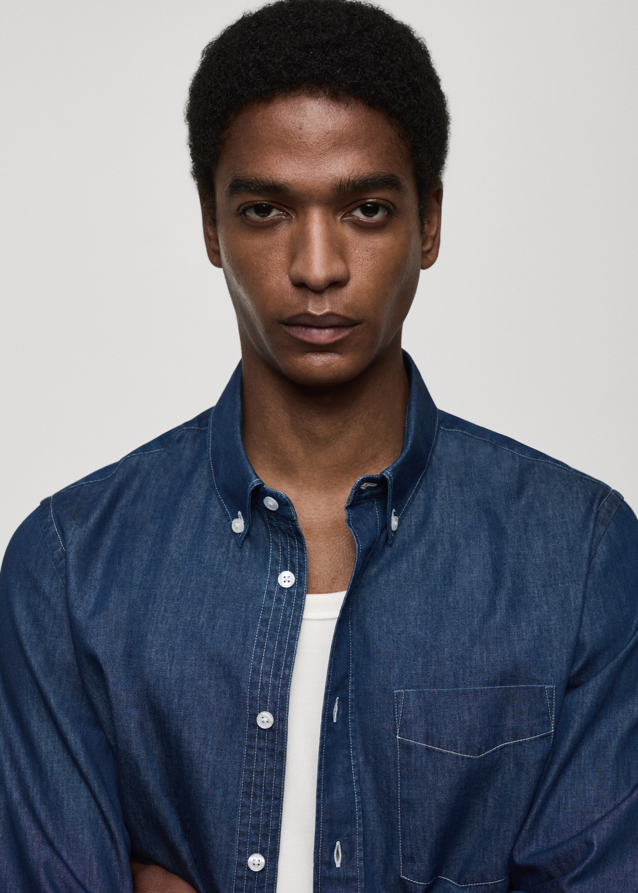 Regular-Fit-Hemd aus Baumwoll-Chambray - Detail des Artikels 1, Dunkelblau. Ref: 77064446-00.