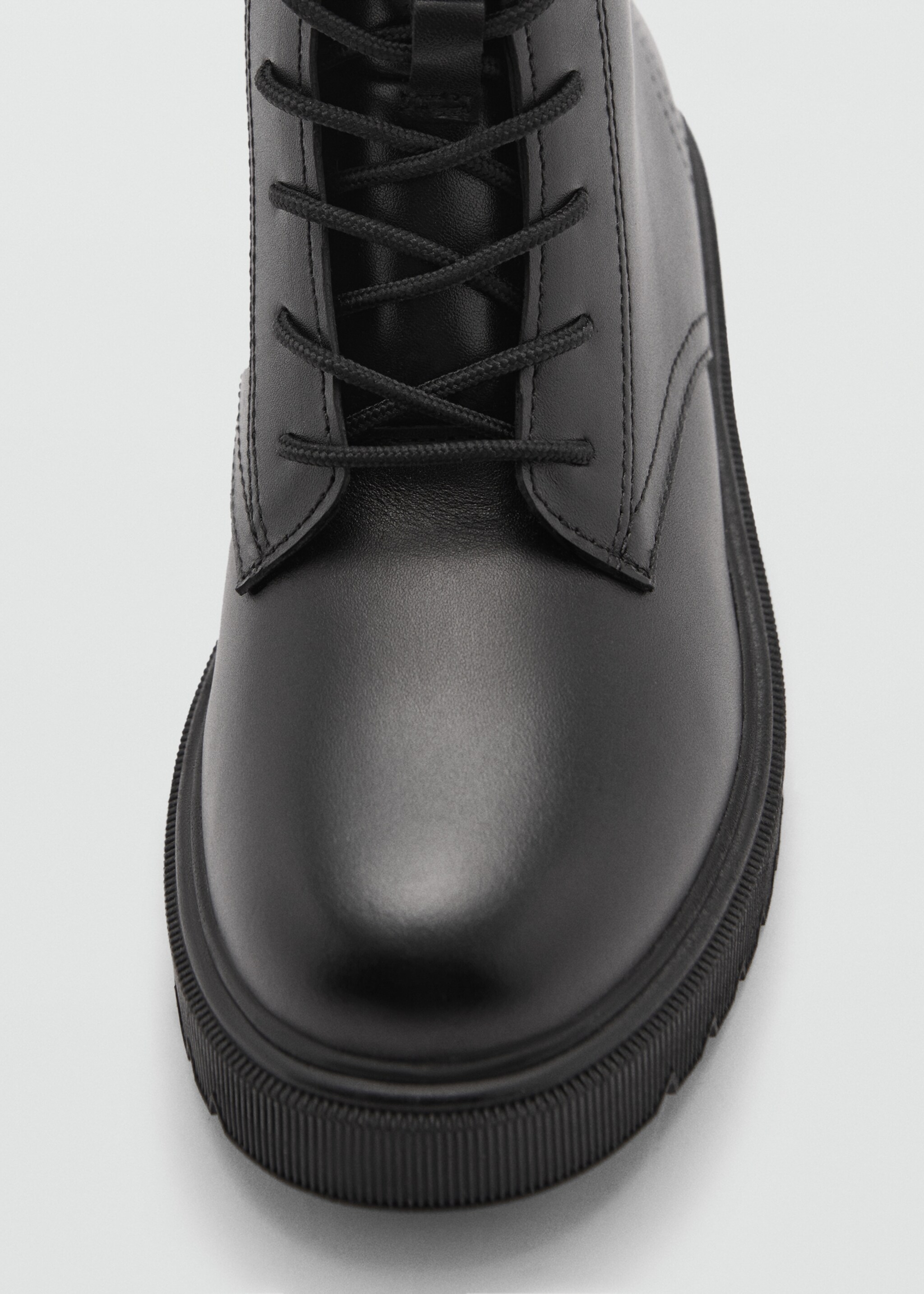 Lederstiefelette mit Schnürsenkeln - Detail des Artikels 3, Schwarz. Ref: 77064763-00.