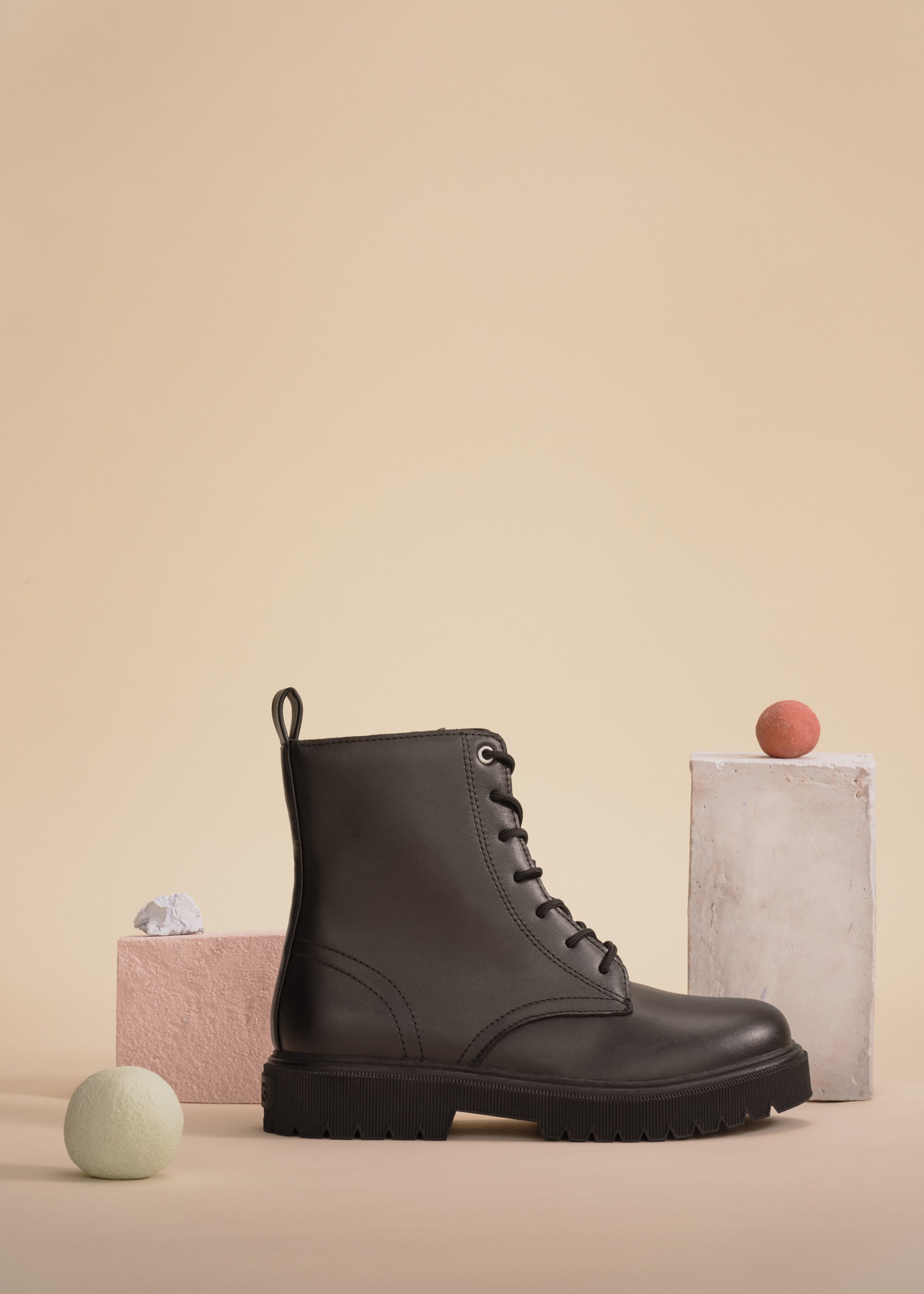 Lederstiefelette mit Schnürsenkeln - Detail des Artikels 5, Schwarz. Ref: 77064763-00.