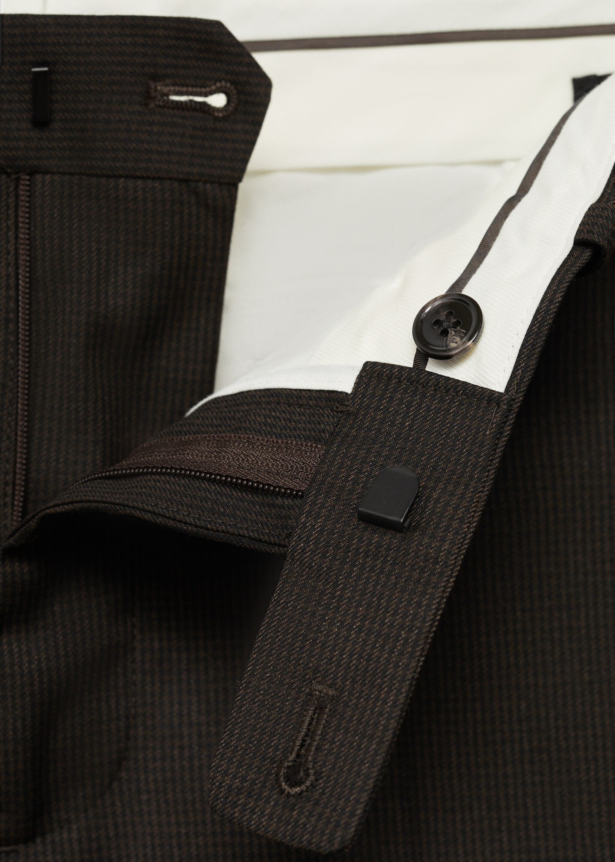 Kostymbyxa slim fit comfort stretch-material - Detaljer om artikeln 8, Brun. Ref: 77065147-00.