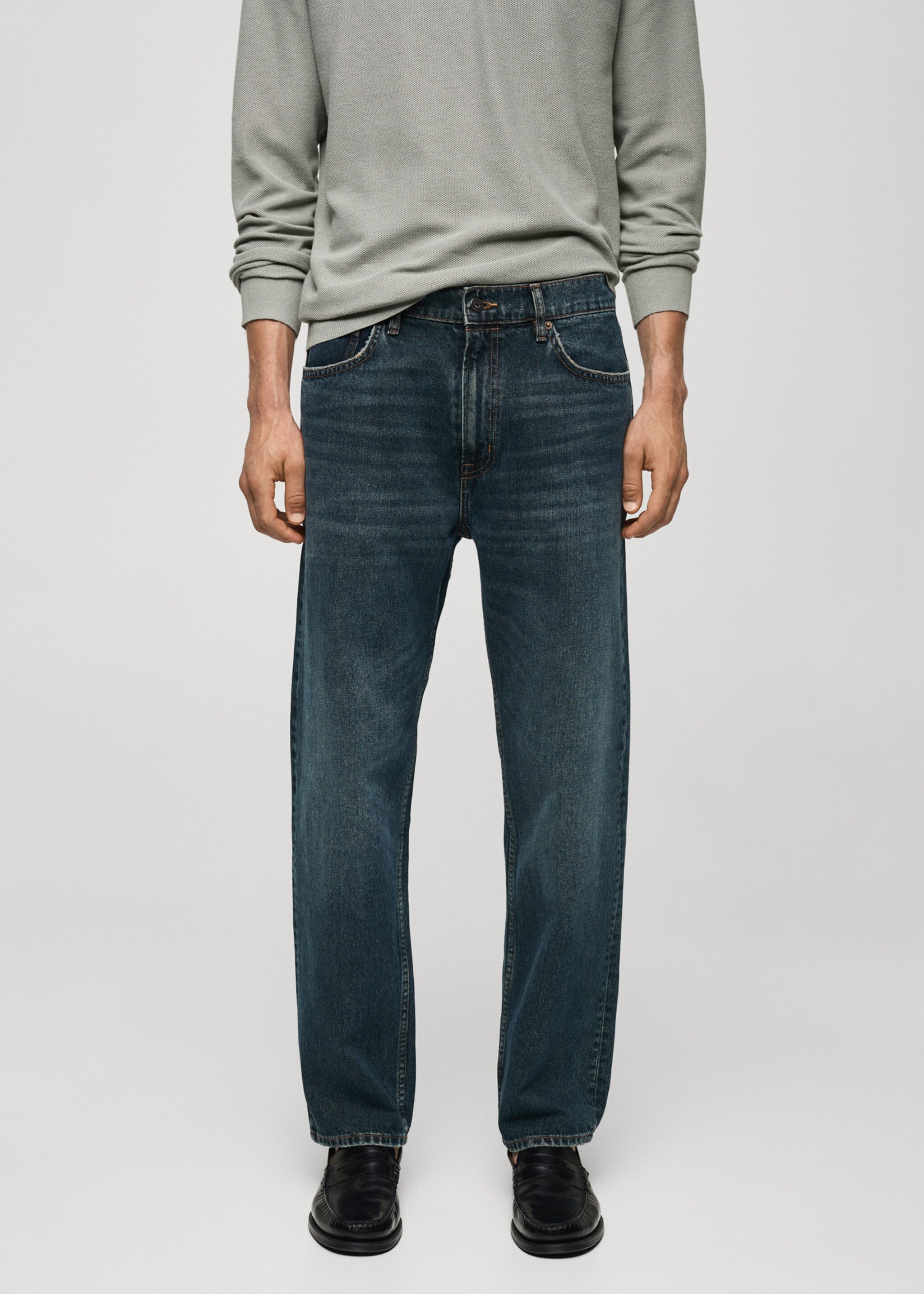 Jeans straight fit lavado oscuro desgastado - Plano medio