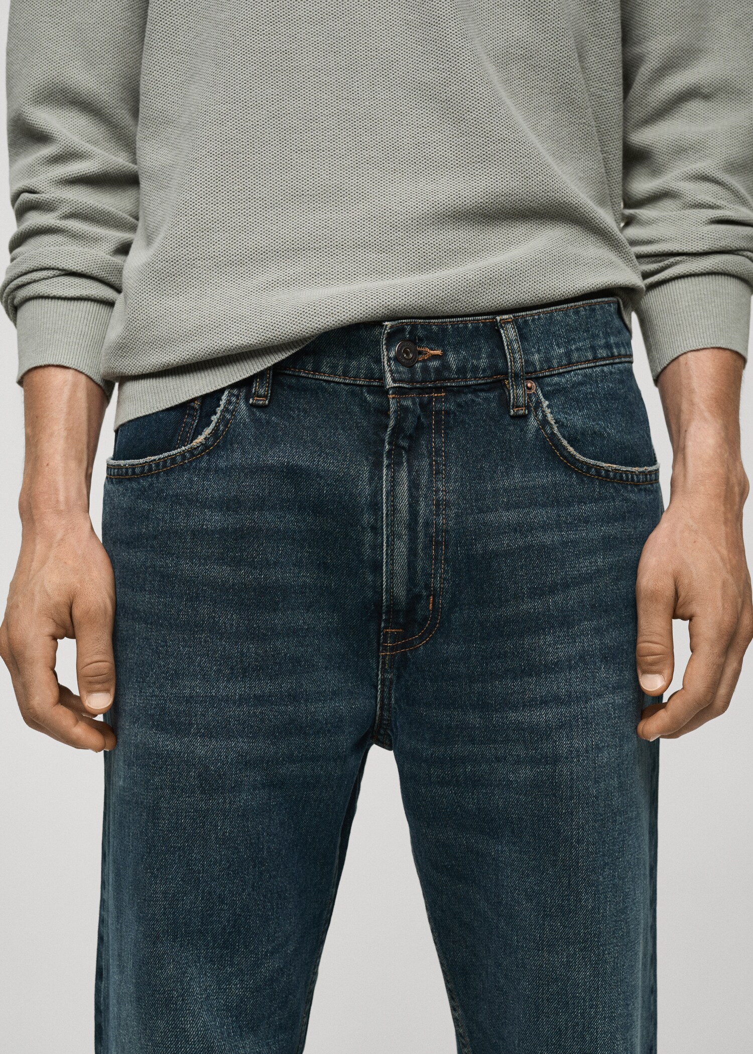 Jeans straight fit lavado oscuro desgastado - Detalle del artículo 1