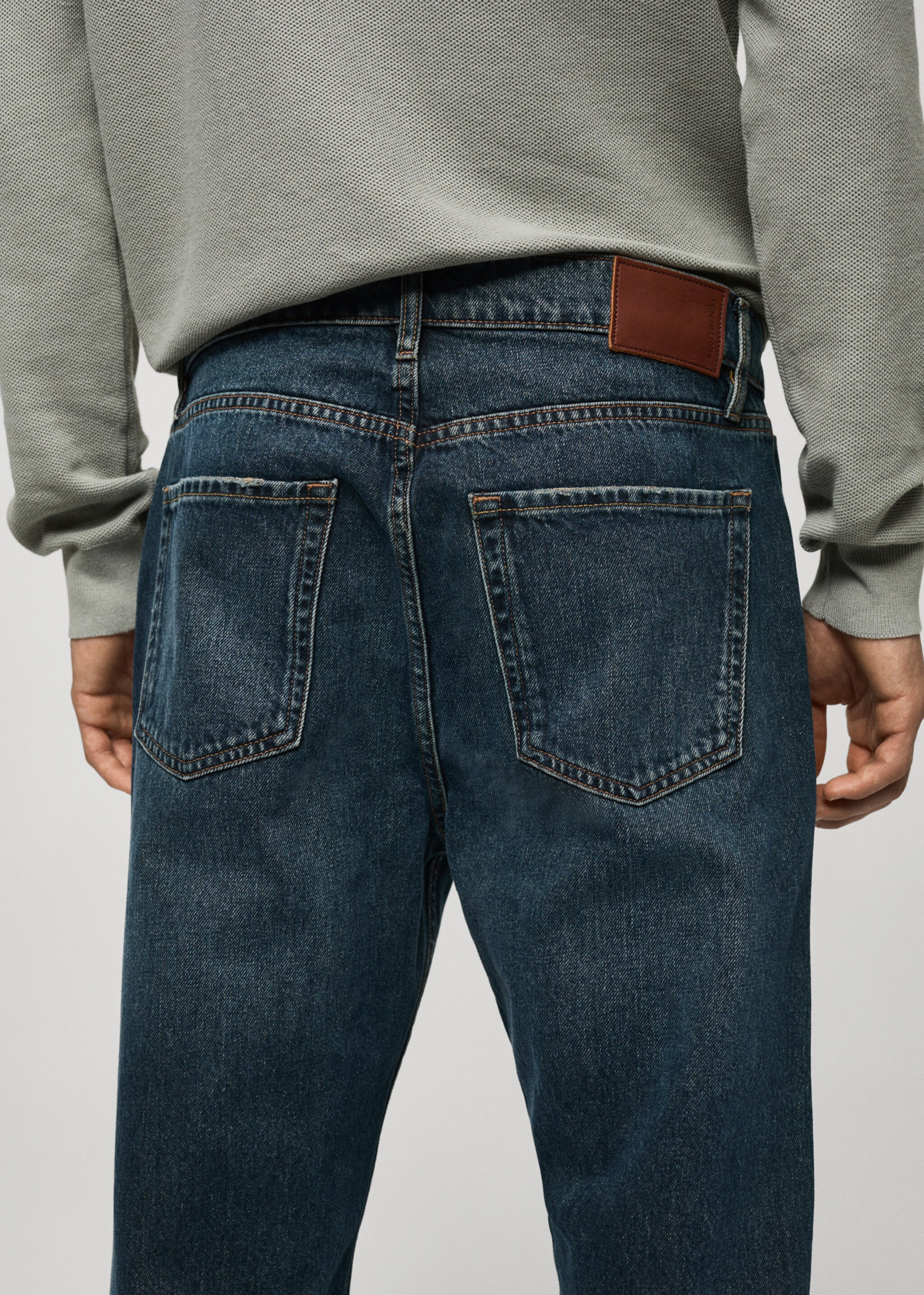 Jeans straight fit lavado oscuro desgastado - Detalle del artículo 6