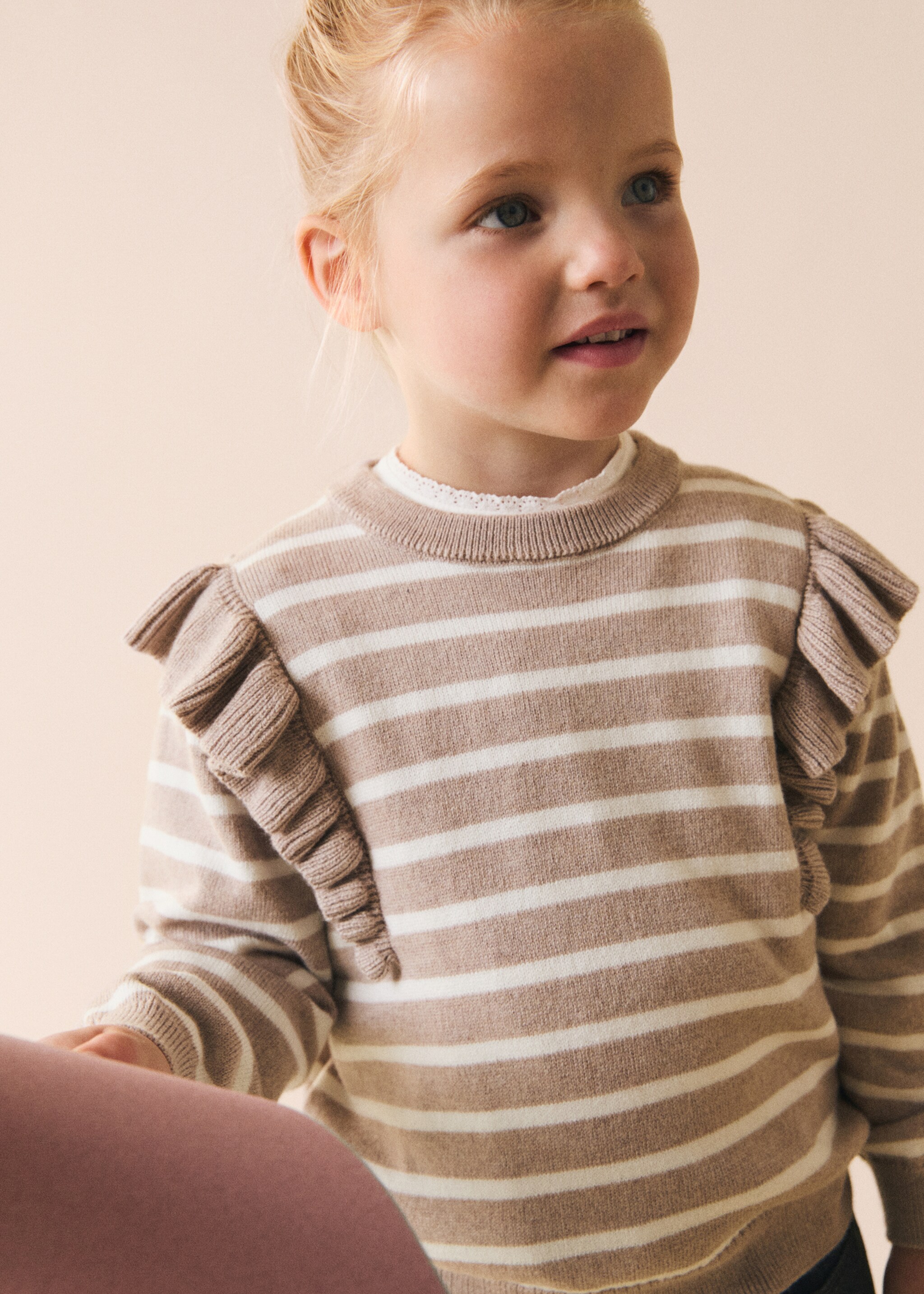 Gestreifter Pullover mit Volantdetails - Detail des Artikels 5