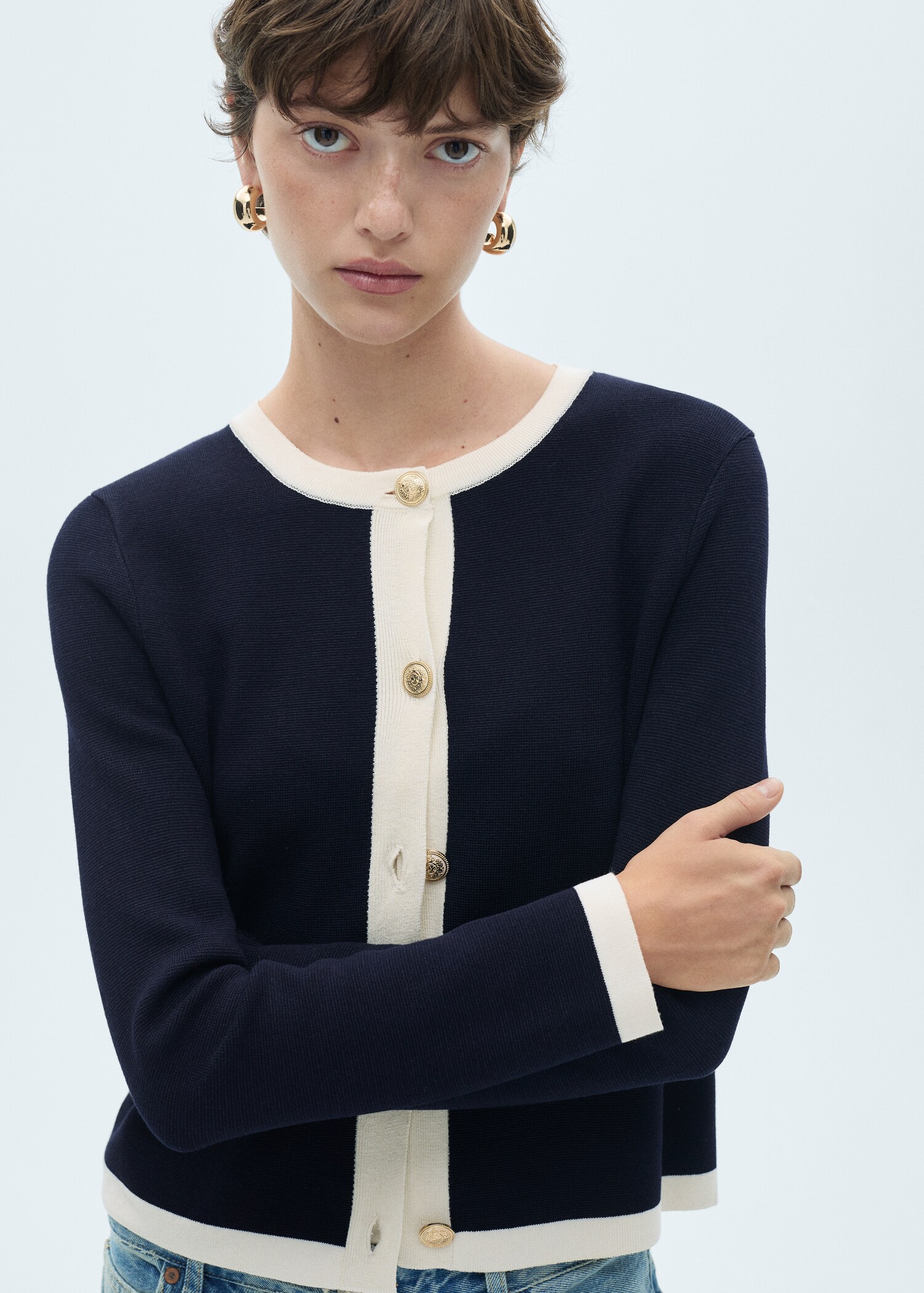 Cardigan mit Kontrastabschlüssen - Mittlere Ansicht