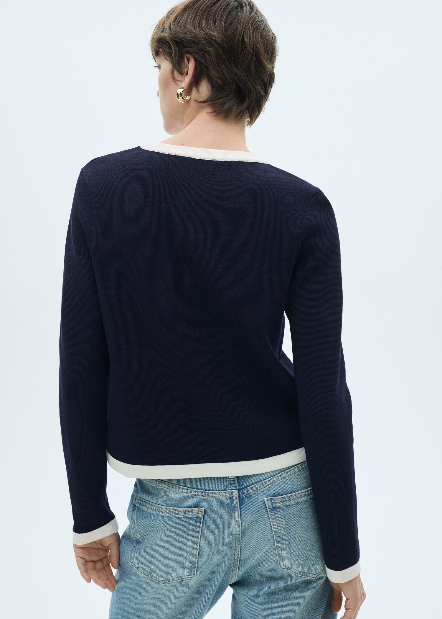 Cardigan mit Kontrastabschlüssen - Rückseite des Artikels