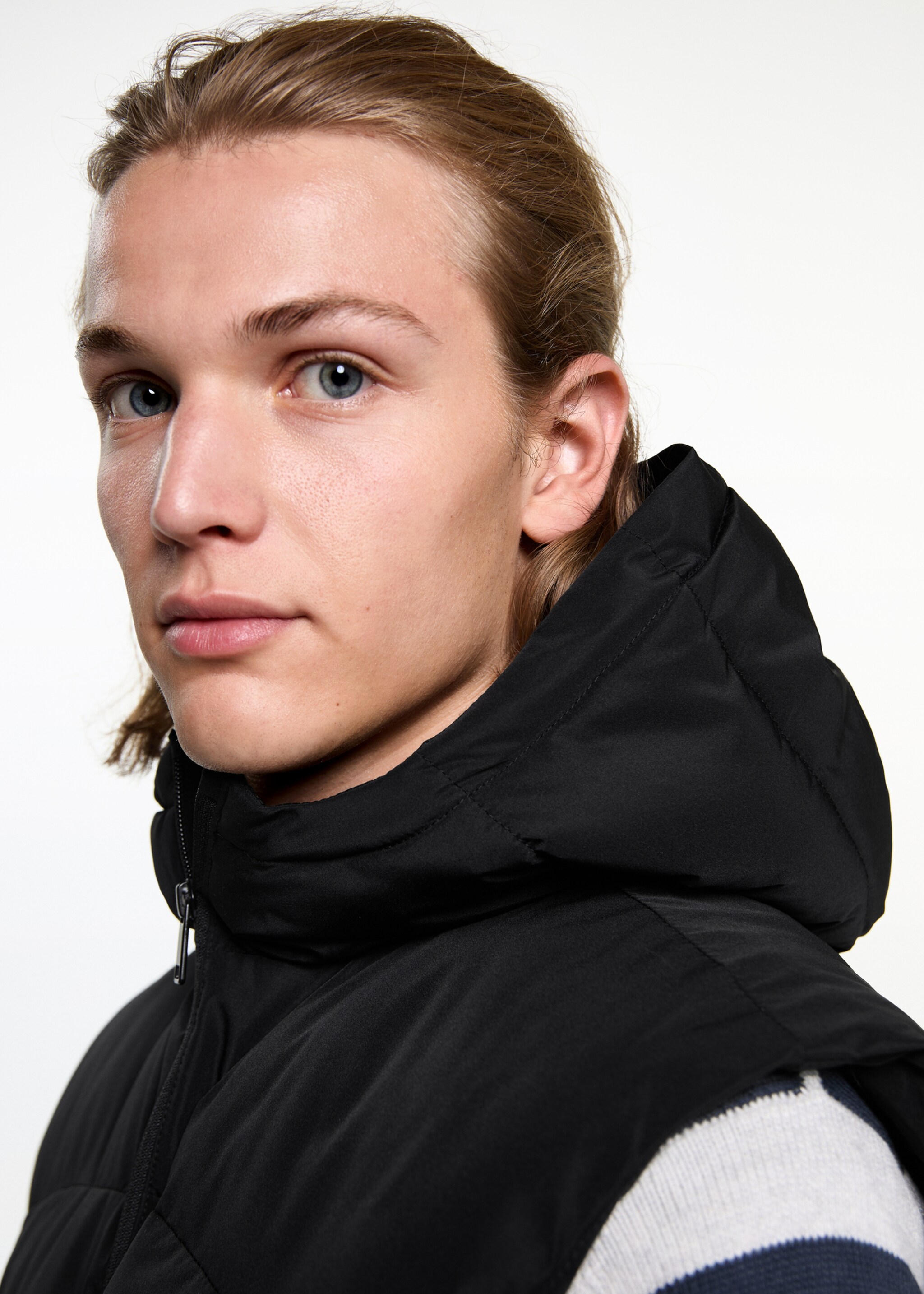Gilet matelassé - Détail de l'article 1, Noir. Ref: 77065632-00.