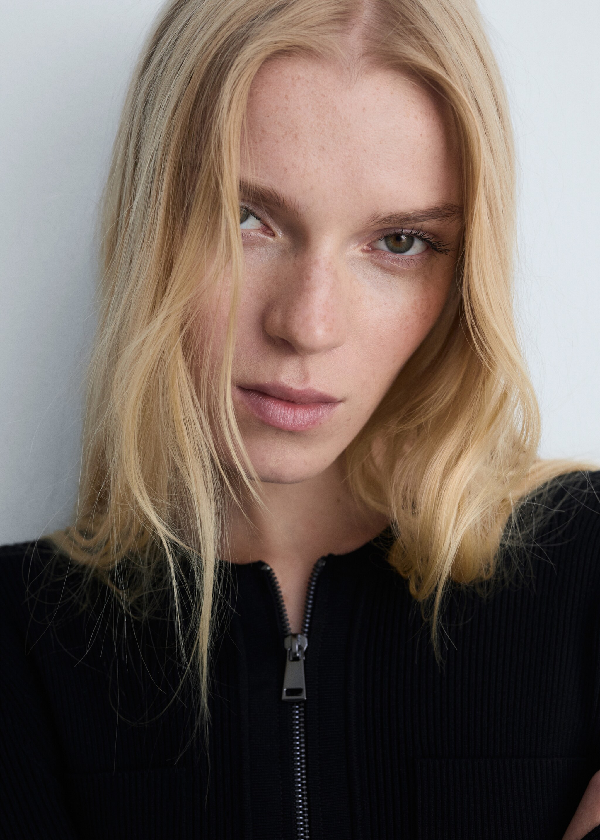 Fine-knit zip-up jacket - Details of the article 1, Black. Ref: 77065642-00.