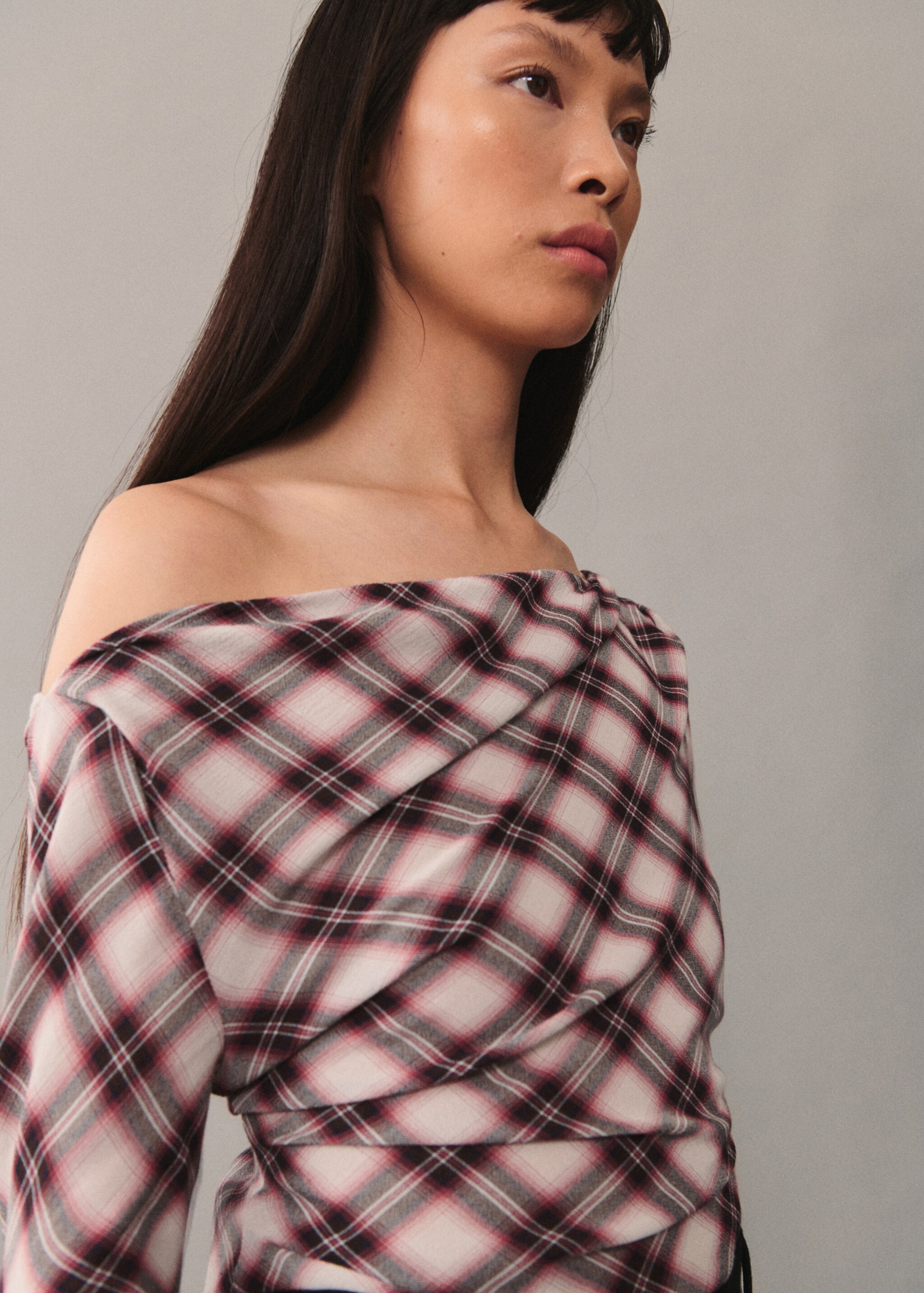 Blusa aos quadrados assimétrica - Pormenor do artigo 1, Grená. Ref: 77065644-00.