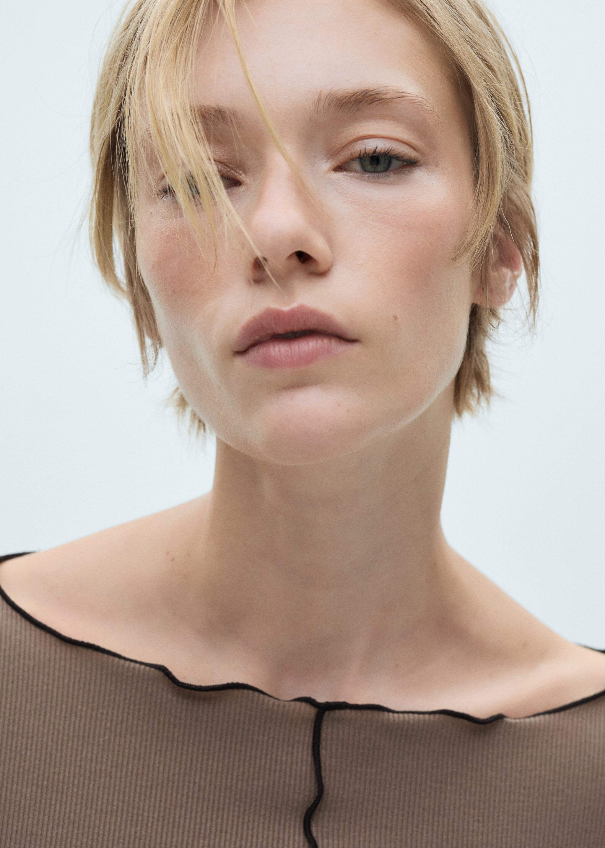 Langarm-T-Shirt mit Ziernähten - Detail des Artikels 1, Braun. Ref: 77065647-00.