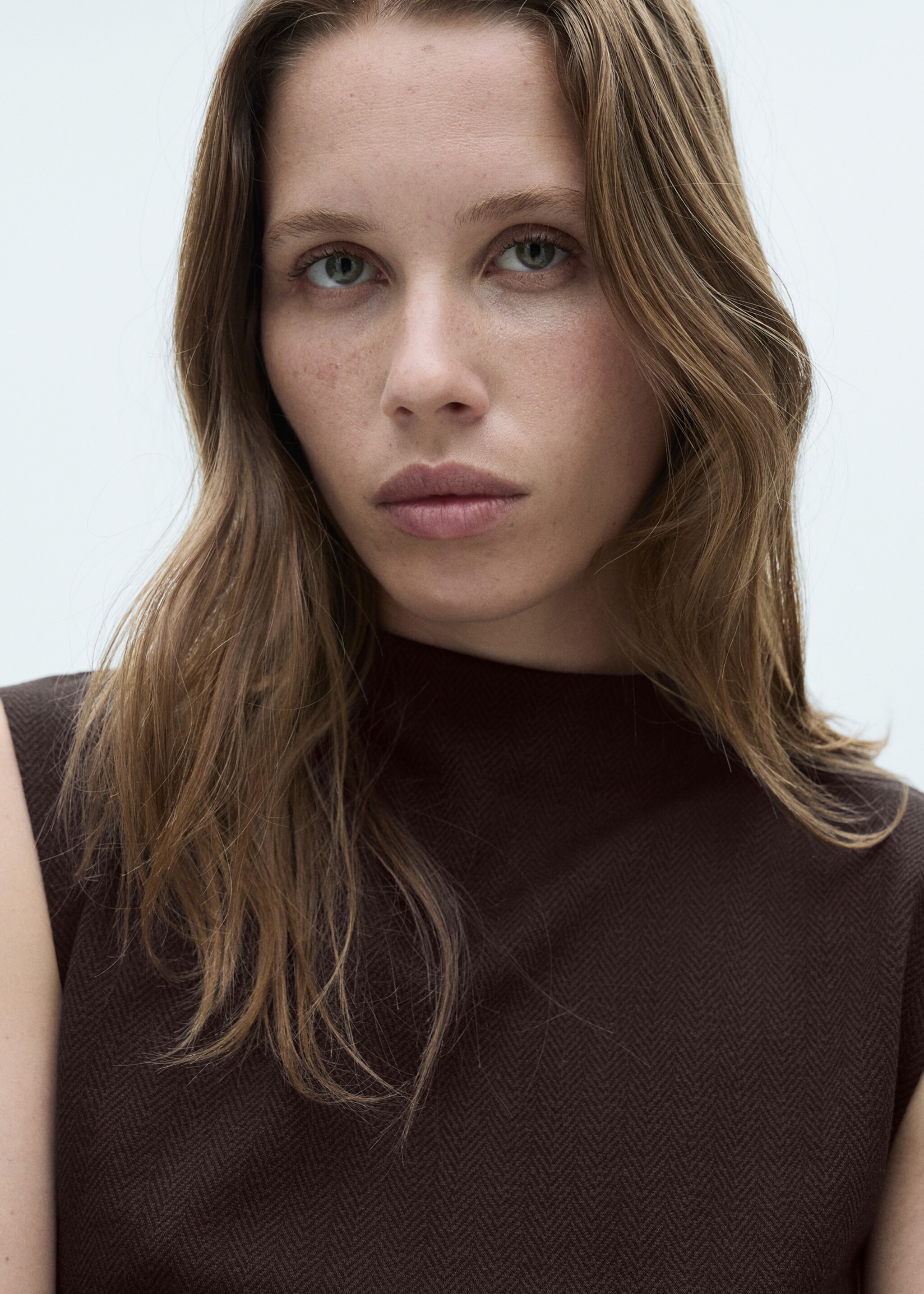 Knitted dress with gathered detail - Details of the article 1, Chocolate. Ref: 77065652-00.
