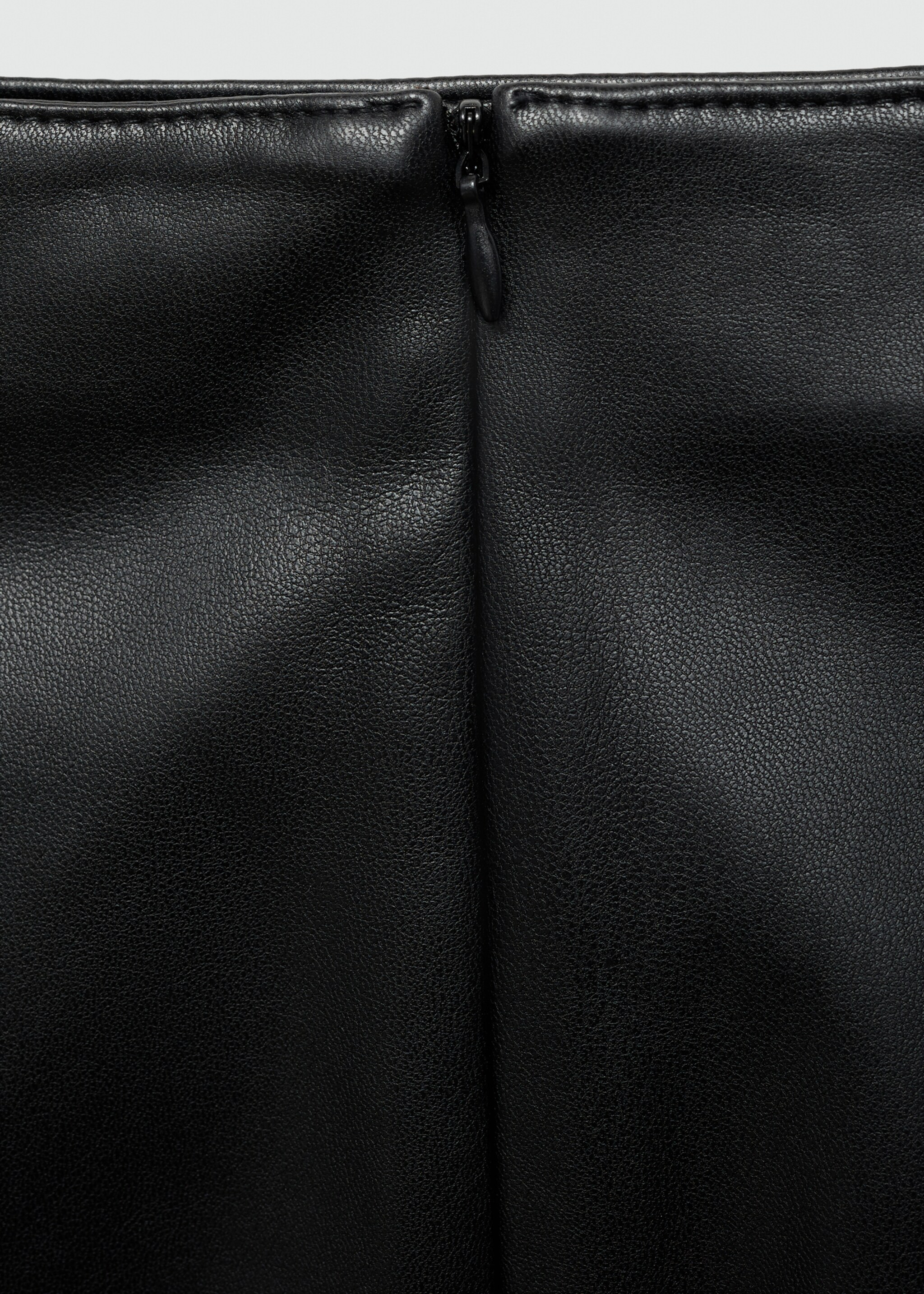 Bleistiftrock mit Leder-Effekt - Detail des Artikels 0, Schwarz. Ref: 77065654-00.