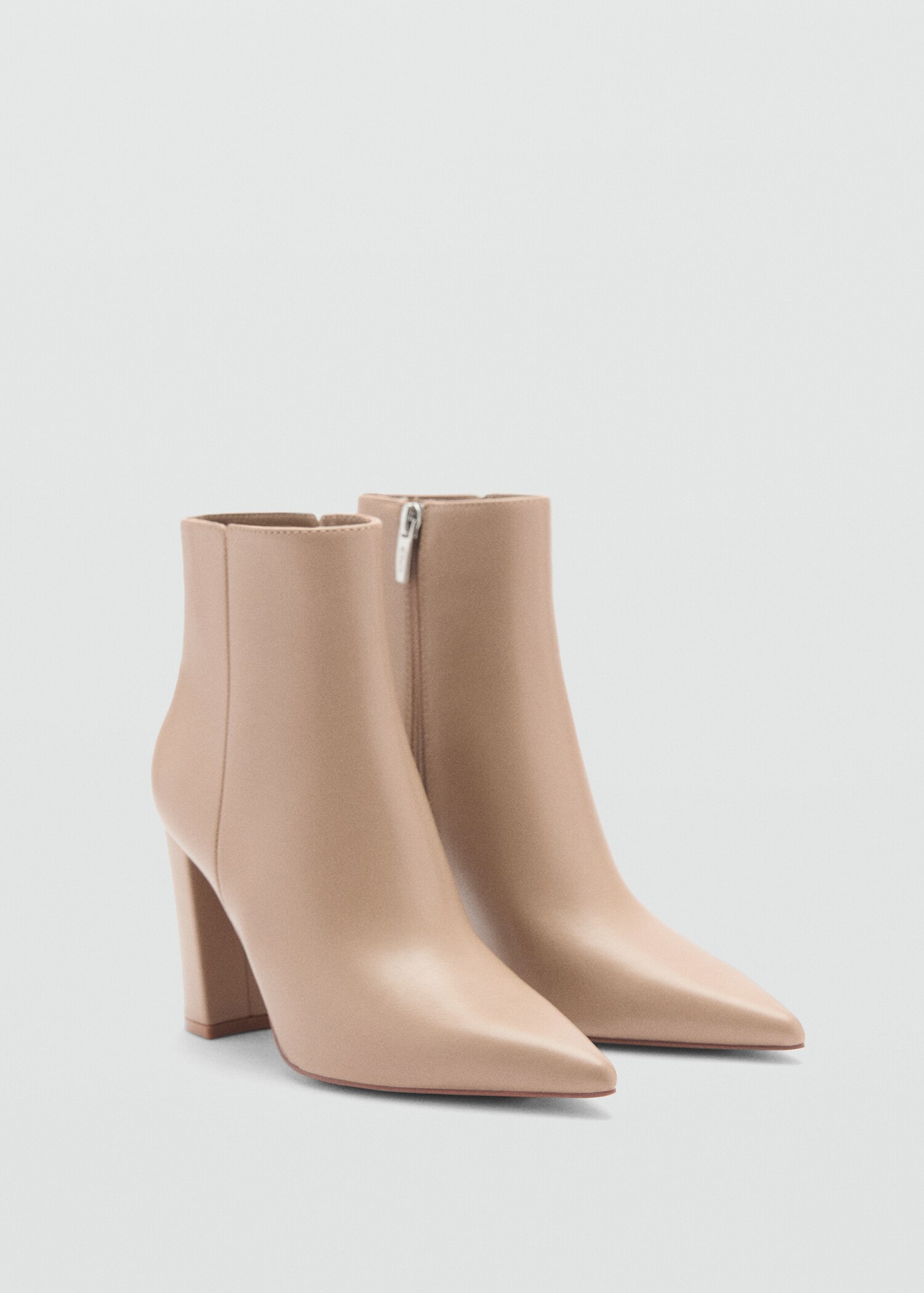 Bottines pointues à talon - Plan moyen