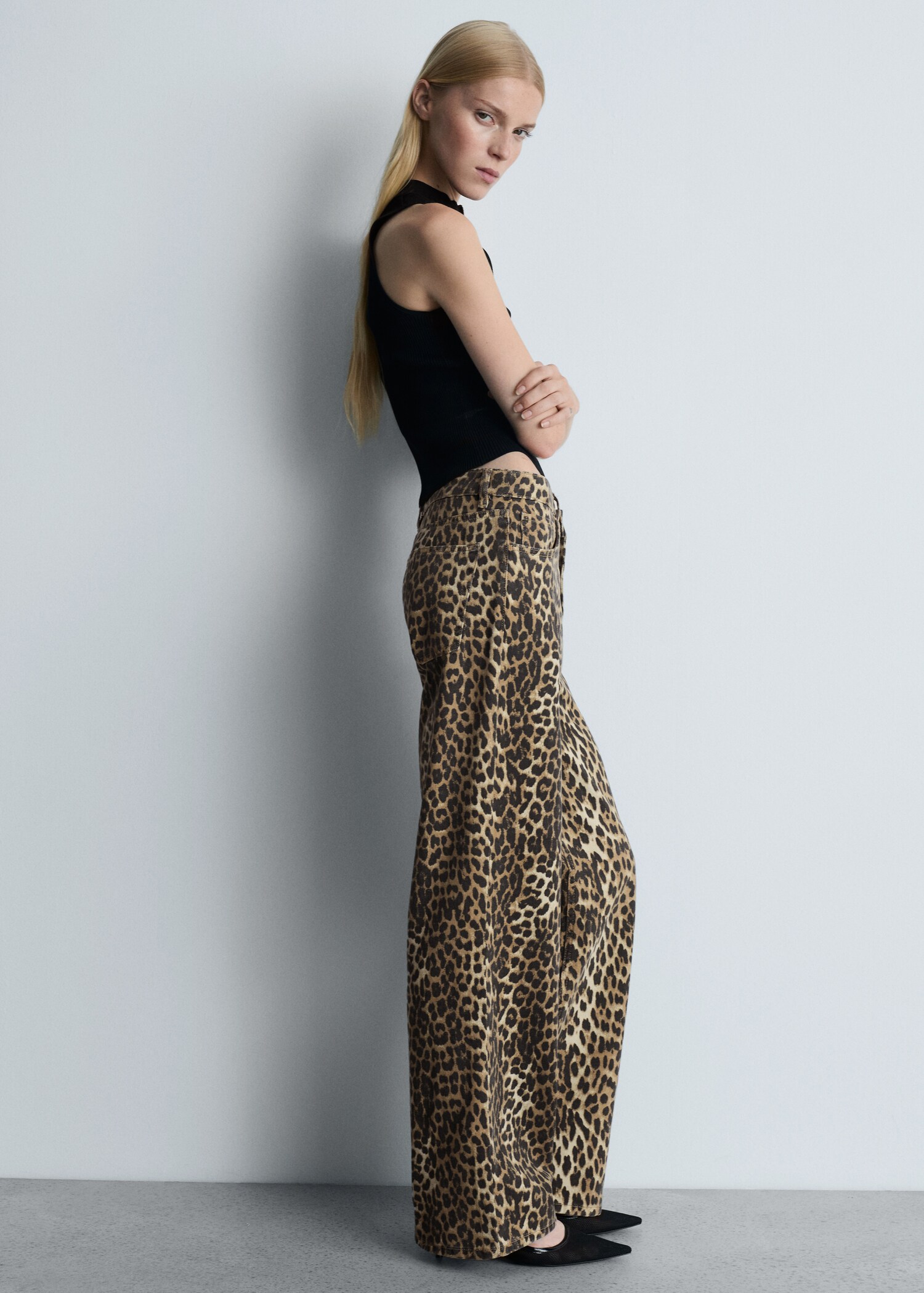 High-waisted straight-fit jeans with leopard print - Details of the article 2