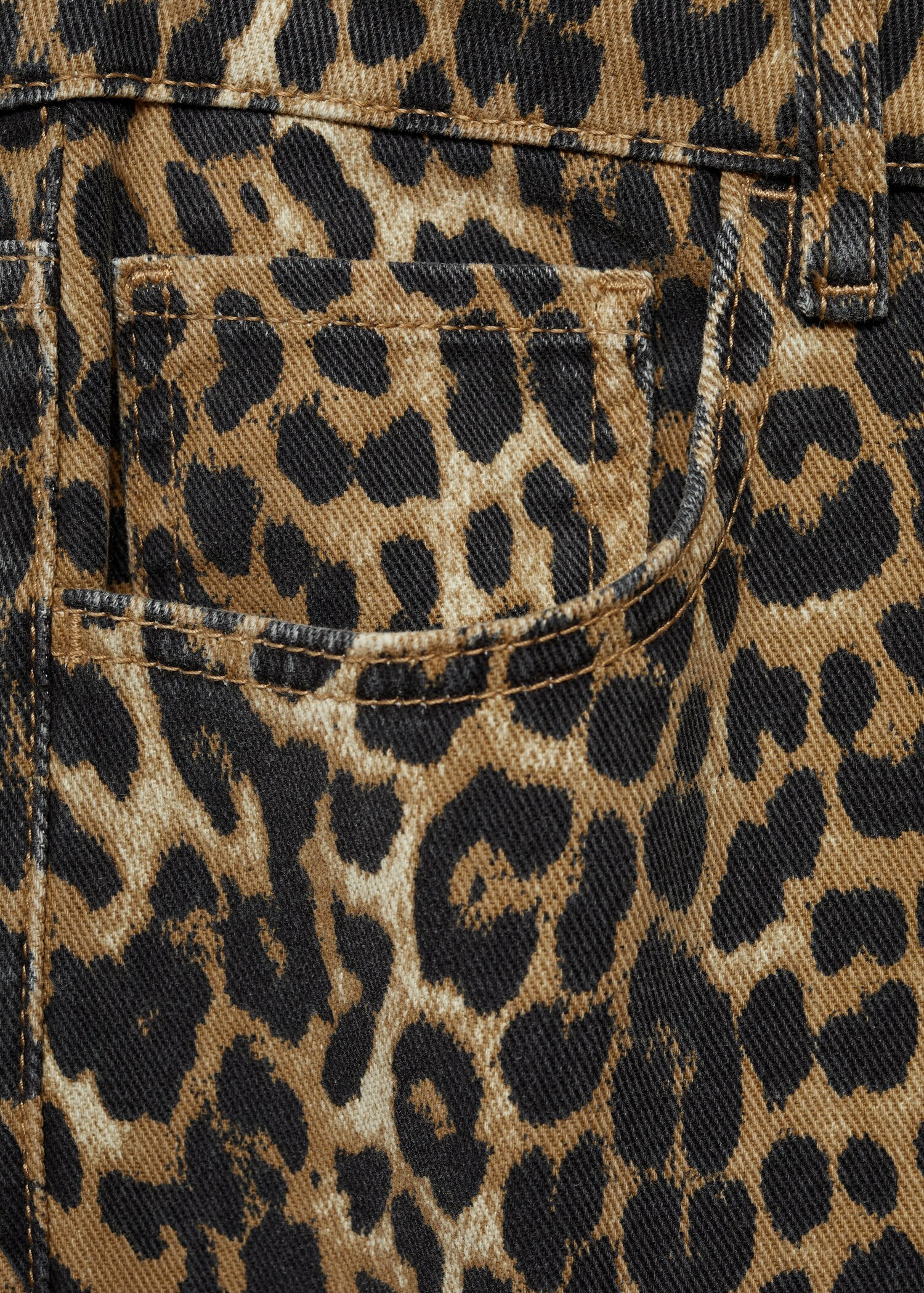 High-waisted straight-fit jeans with leopard print - Details of the article 8