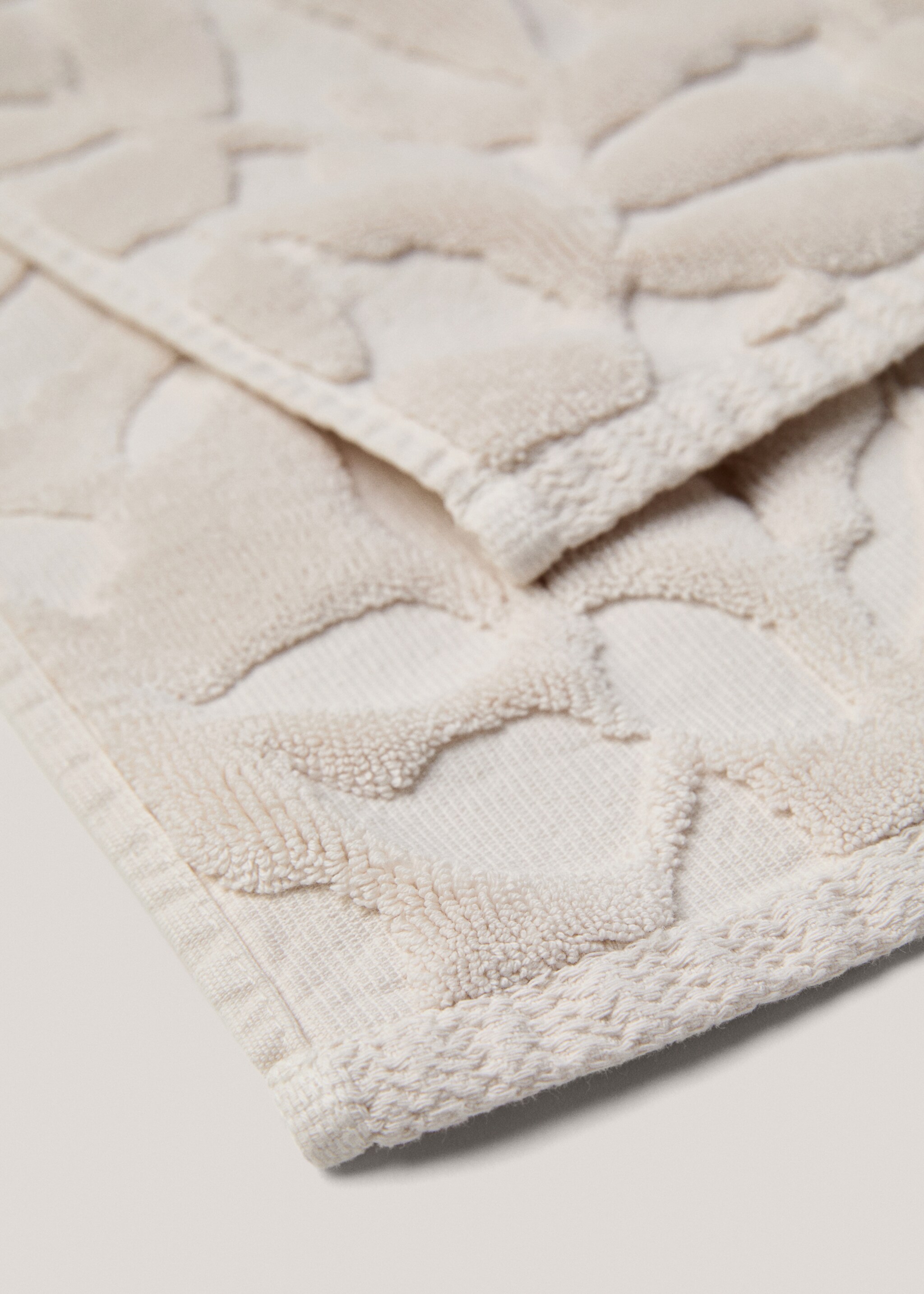Jacquard floral bath mat 19.7x27.6in - Details of the article 2, Beige. Ref: 77065673-00.