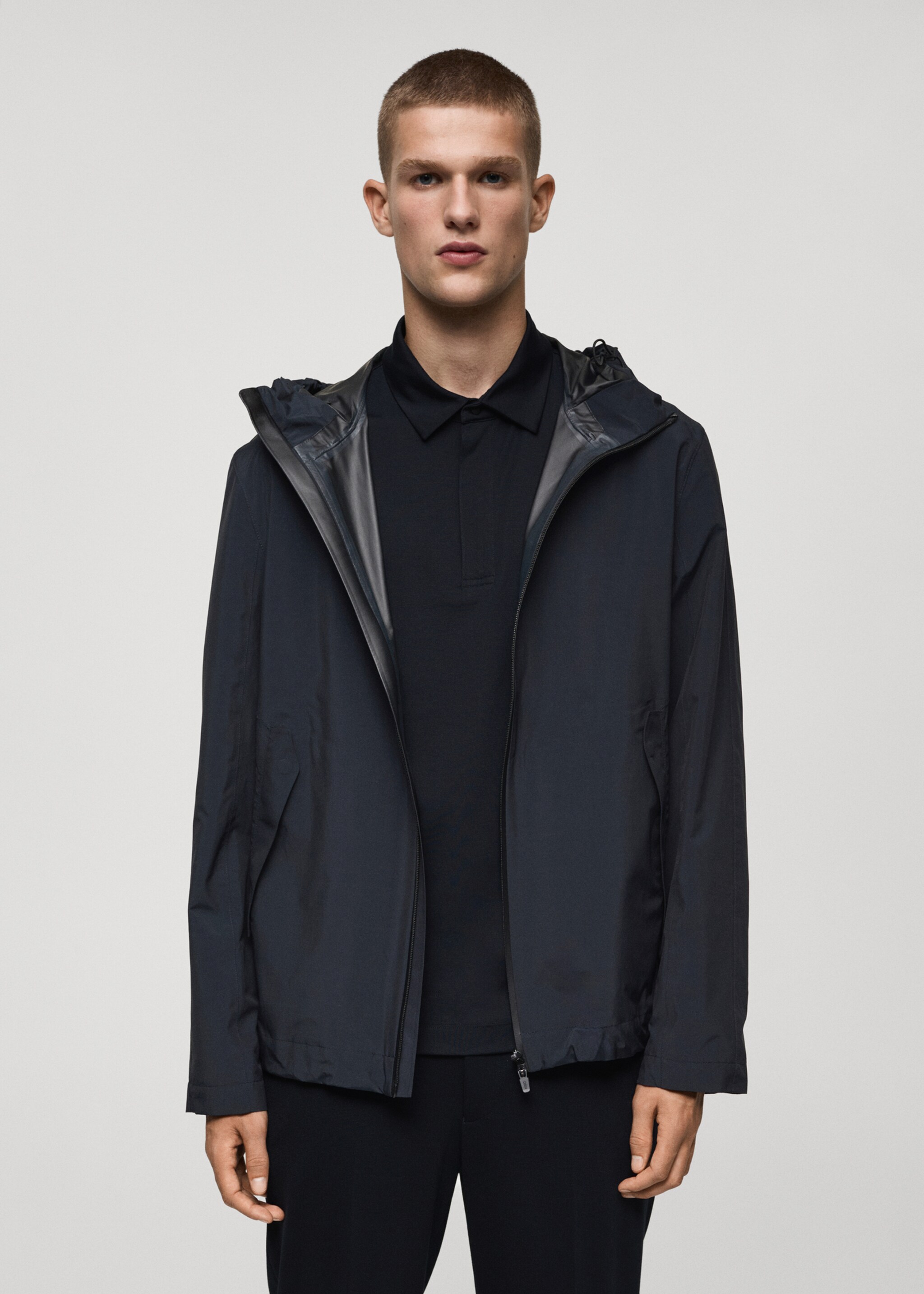 Veste capuche imperméable - Plan moyen, Bleu marine foncé. Ref: 77065961-00.