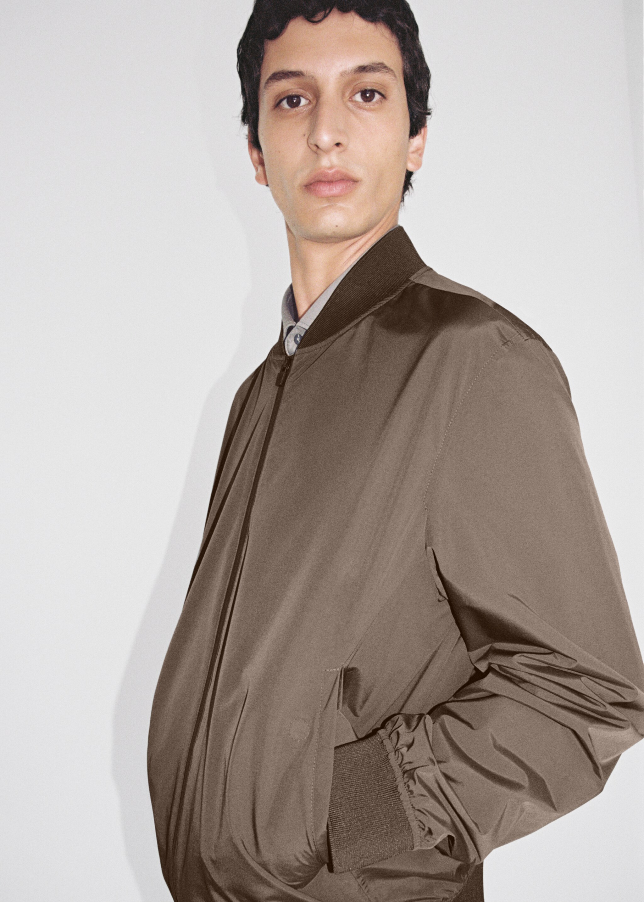 Bomber tissu technique imperméable - Détail de l'article 3, Marron. Ref: 77065962-00.