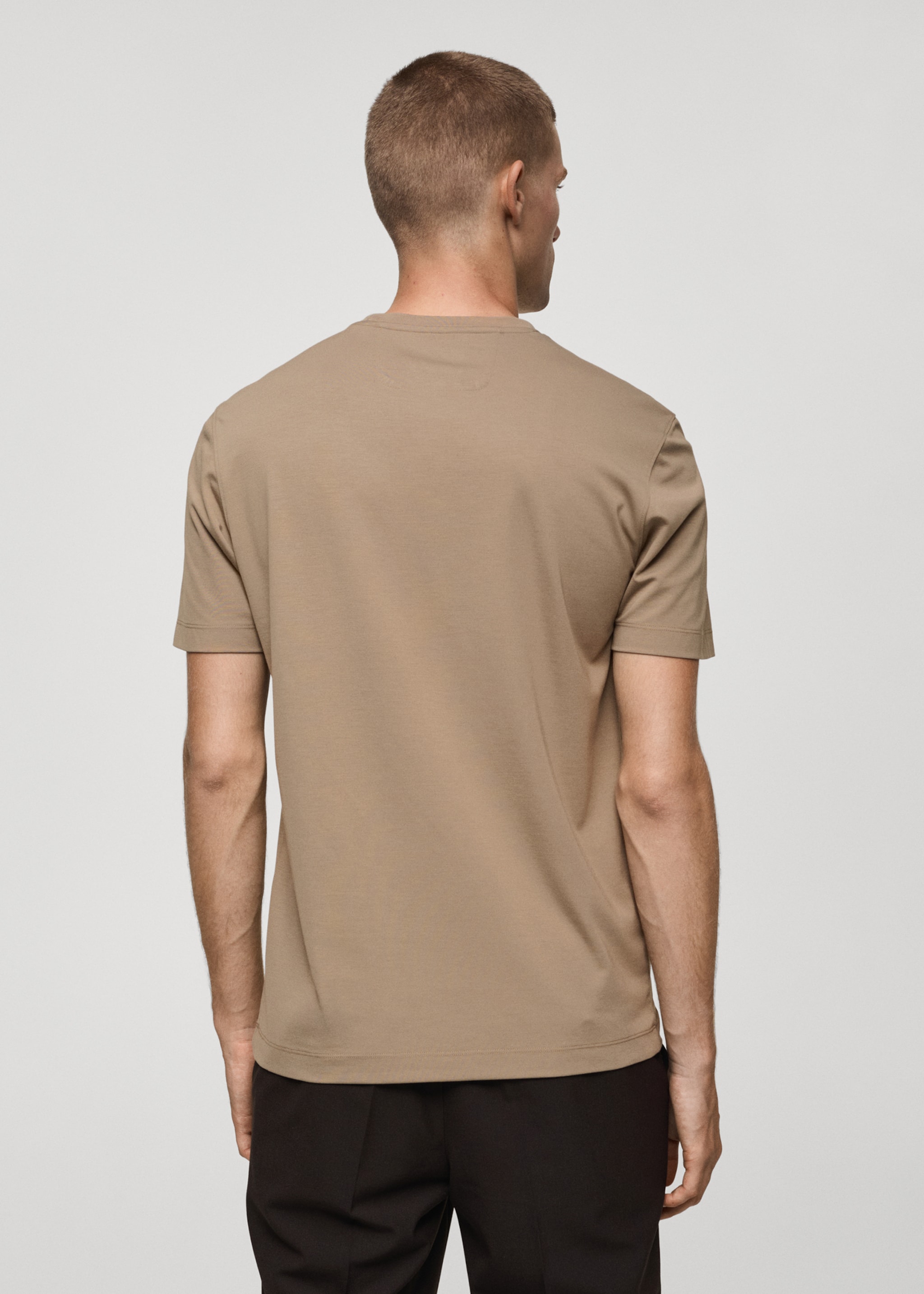 Póló gyűrődésmentes comfort stretch anyagból - A cikk hátulja, Közepes barna. Ref: 77065966-00.