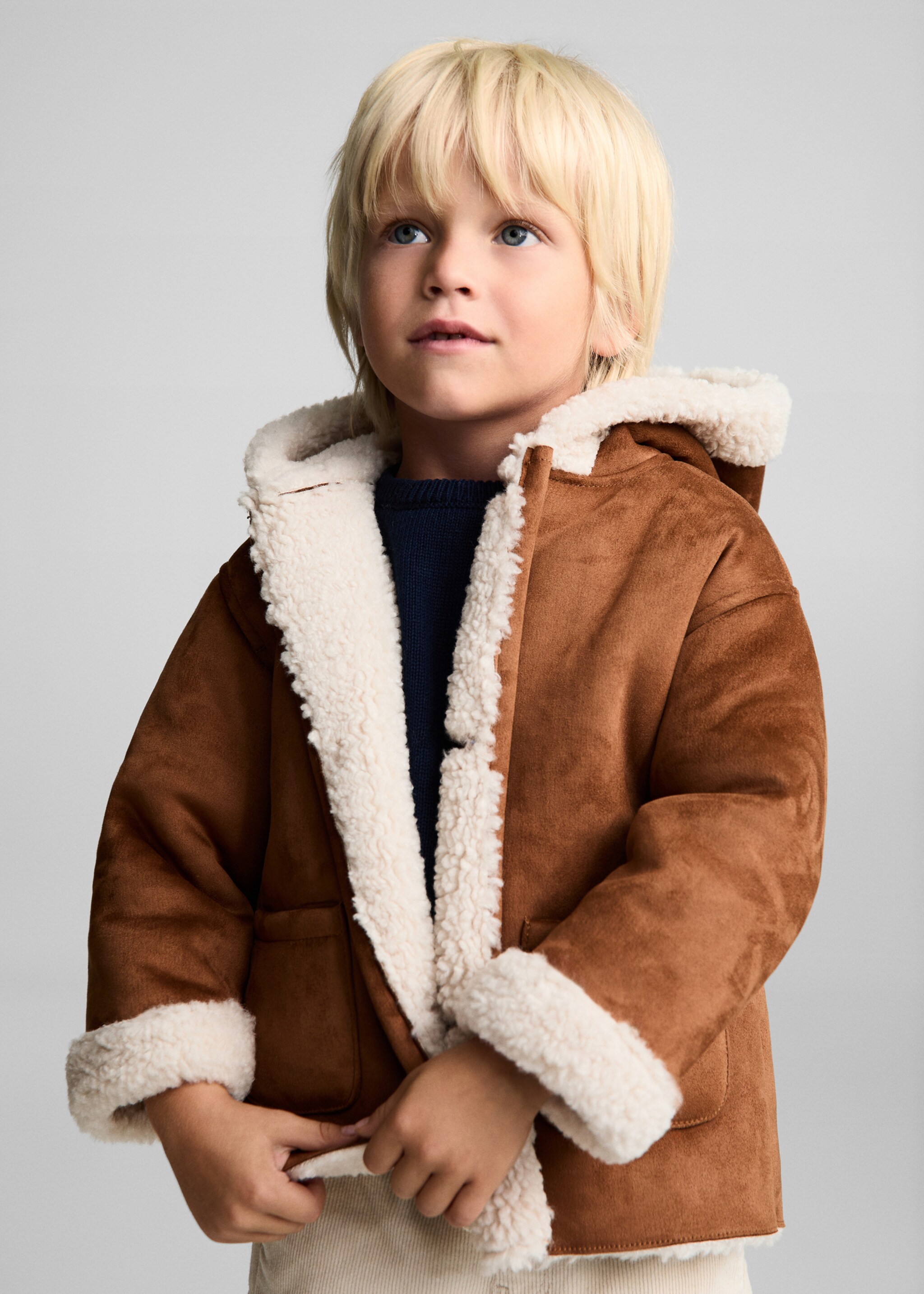 Mantel aus Velours mit Kunstshearling - Mittlere Ansicht, Mittelbraun. Ref: 77065976-00.