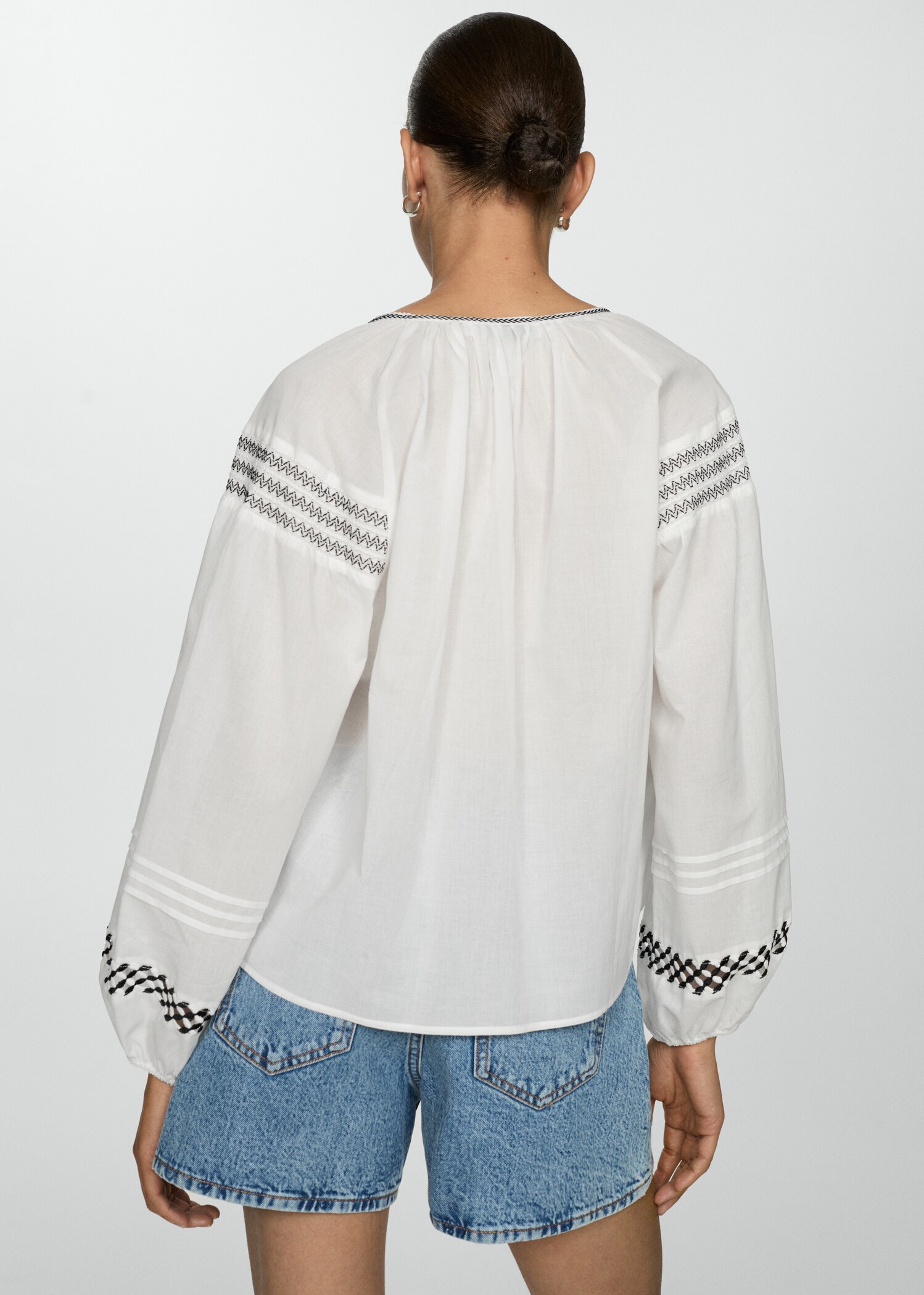 Blusa algodón bordados decorativos - Reverso del artículo