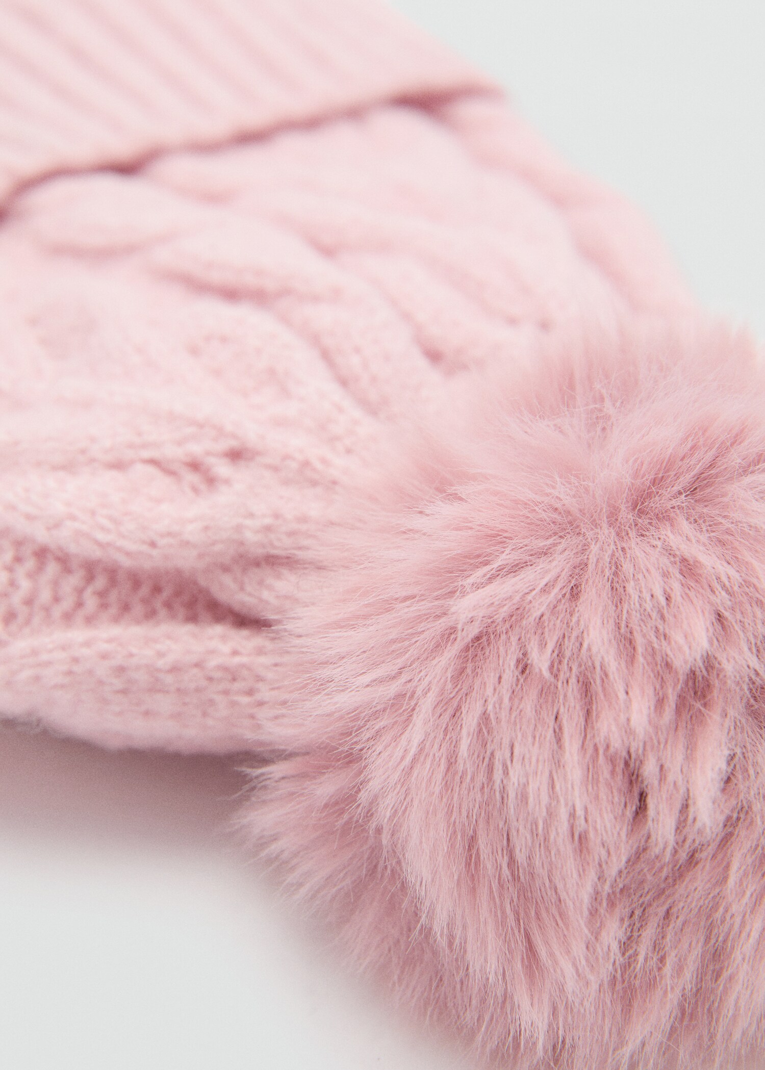 Strickmütze mit Zopfmuster und Bommel - Mittlere Ansicht