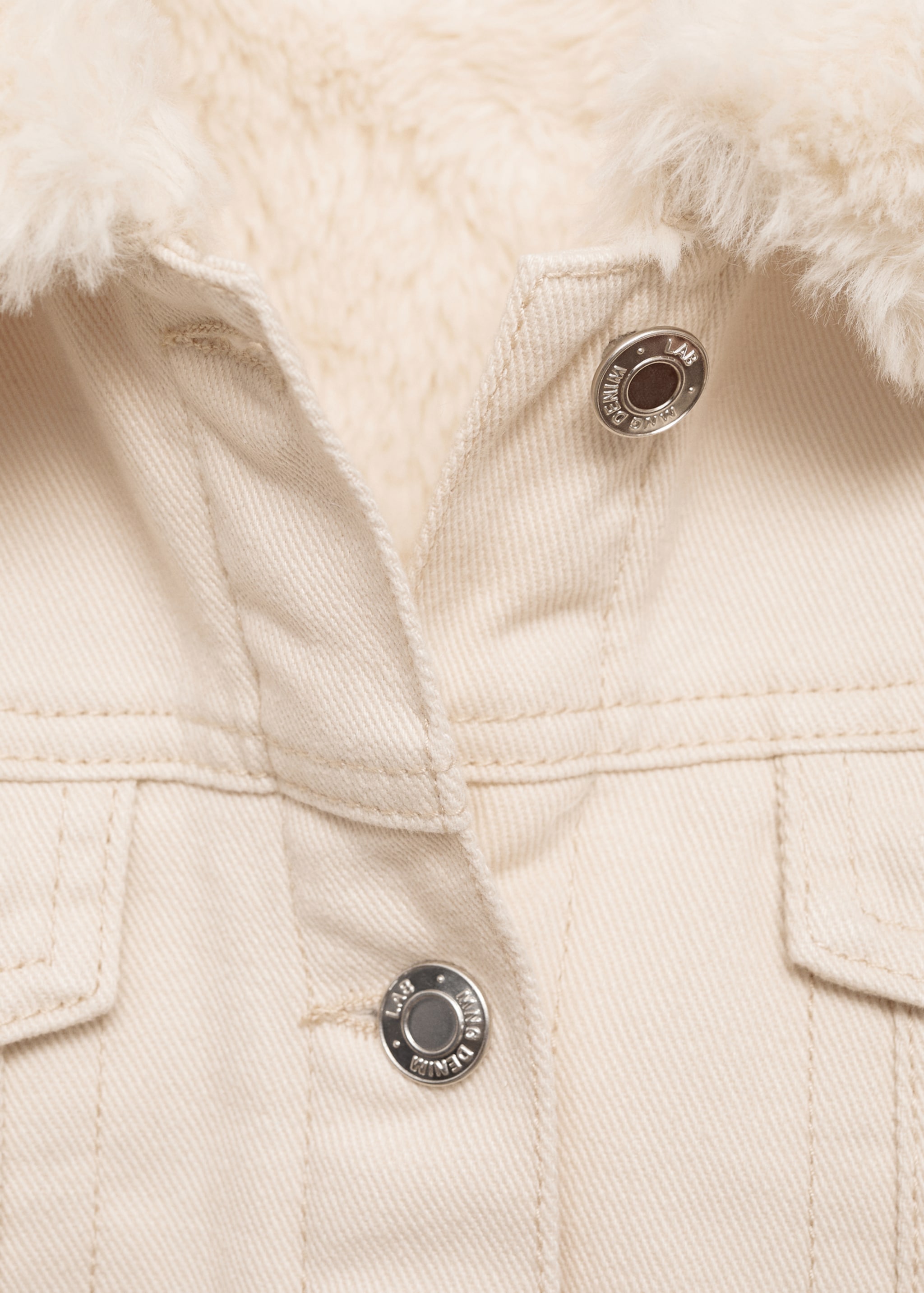 Fur-effect inner jacket - Details of the article 8, Sand. Ref: 77066338-00.