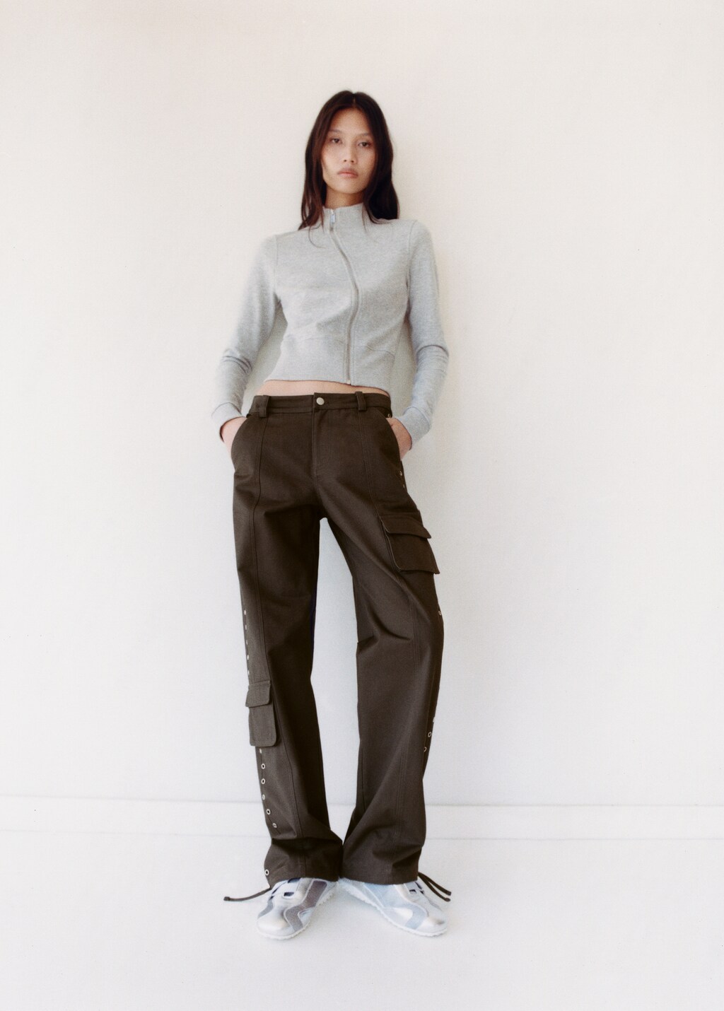 Spodnie parachute z ćwiekami - Kobieta | MANGO OUTLET Poland