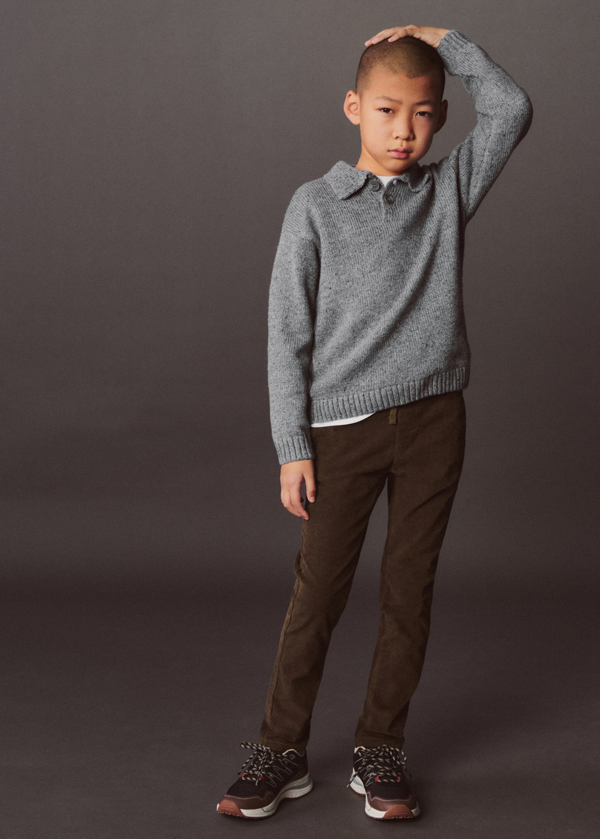 Corduroy trousers with elastic waist - Details of the article 6, Brown. Ref: 77066723-00.