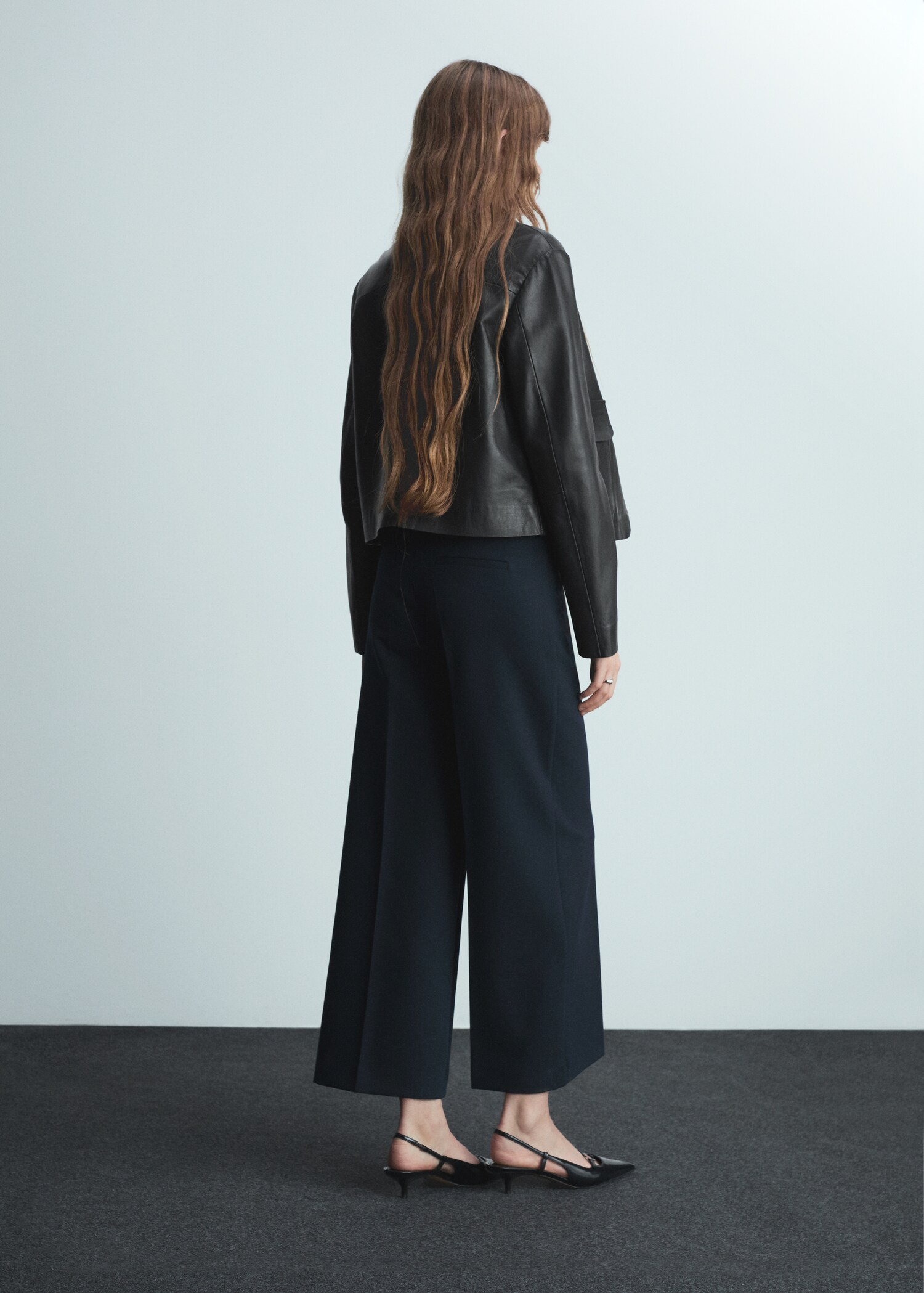 Wideleg pleated trousers - Reverse of the article