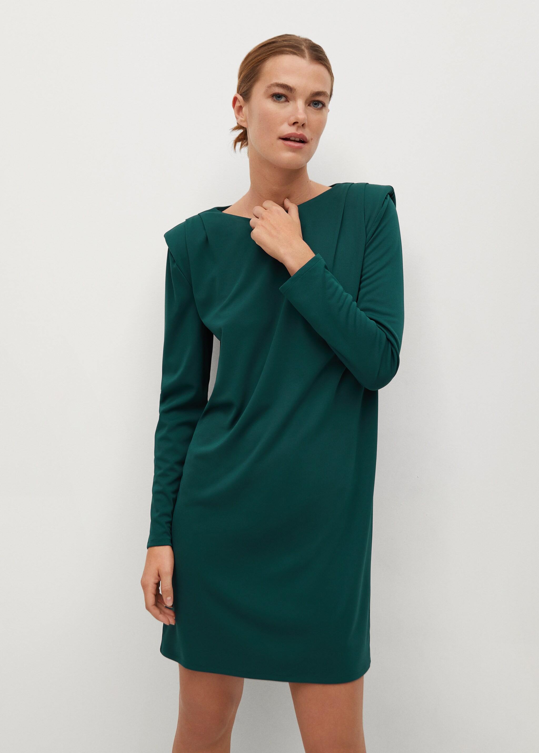 Vestido hombreras - Plano medio