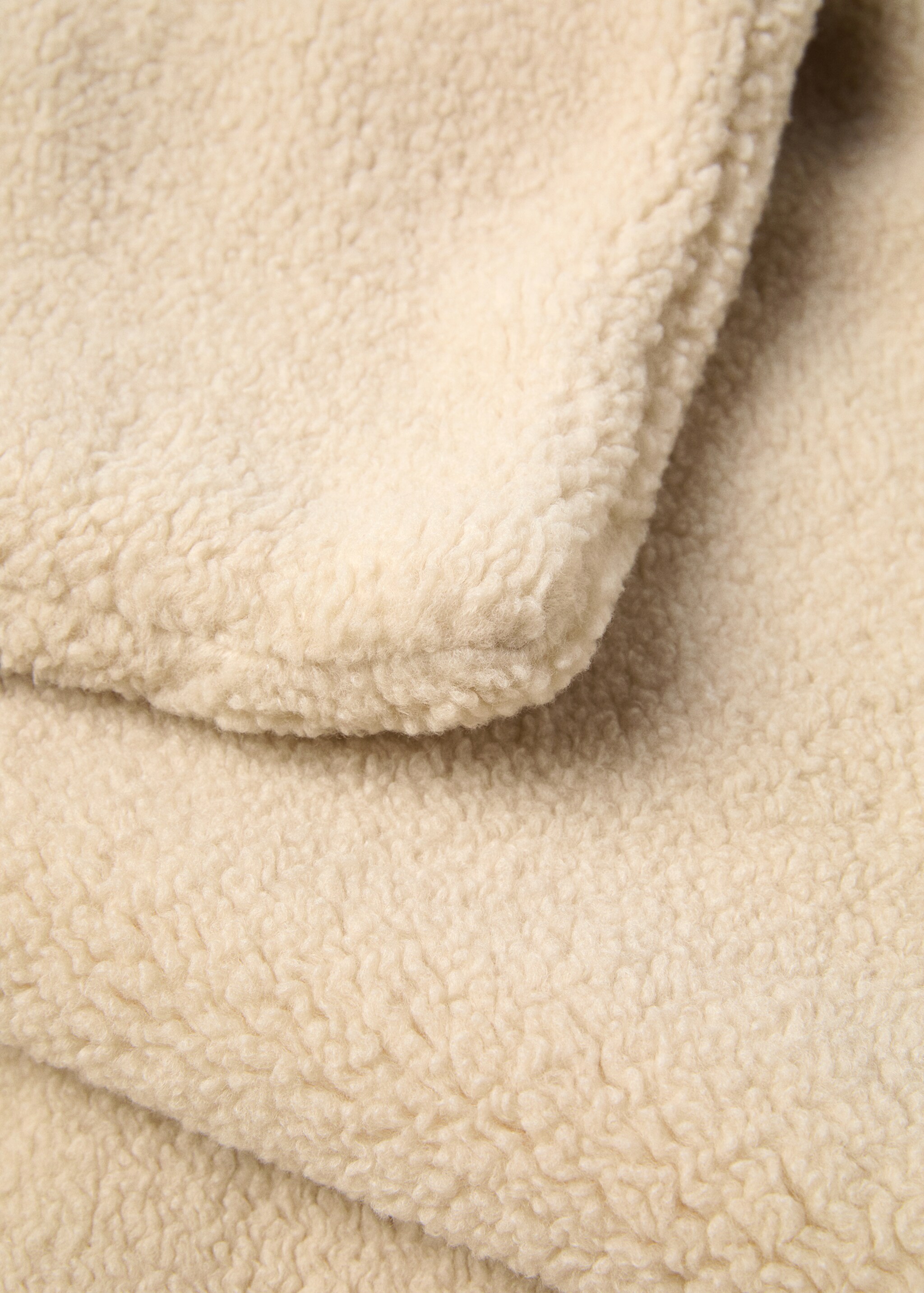 Shearling blanket 130x180cm - Details of the article 2, Sand. Ref: 77067641-00.