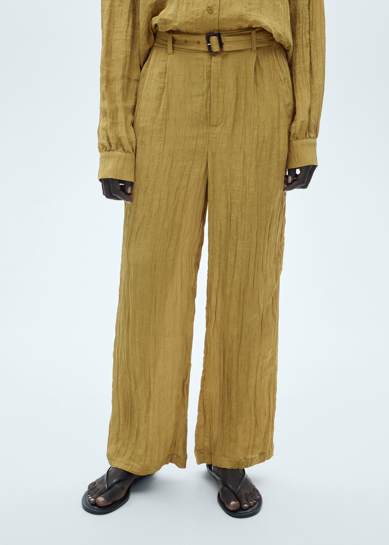 Texturierte Hose mit Gürtel - Mittlere Ansicht