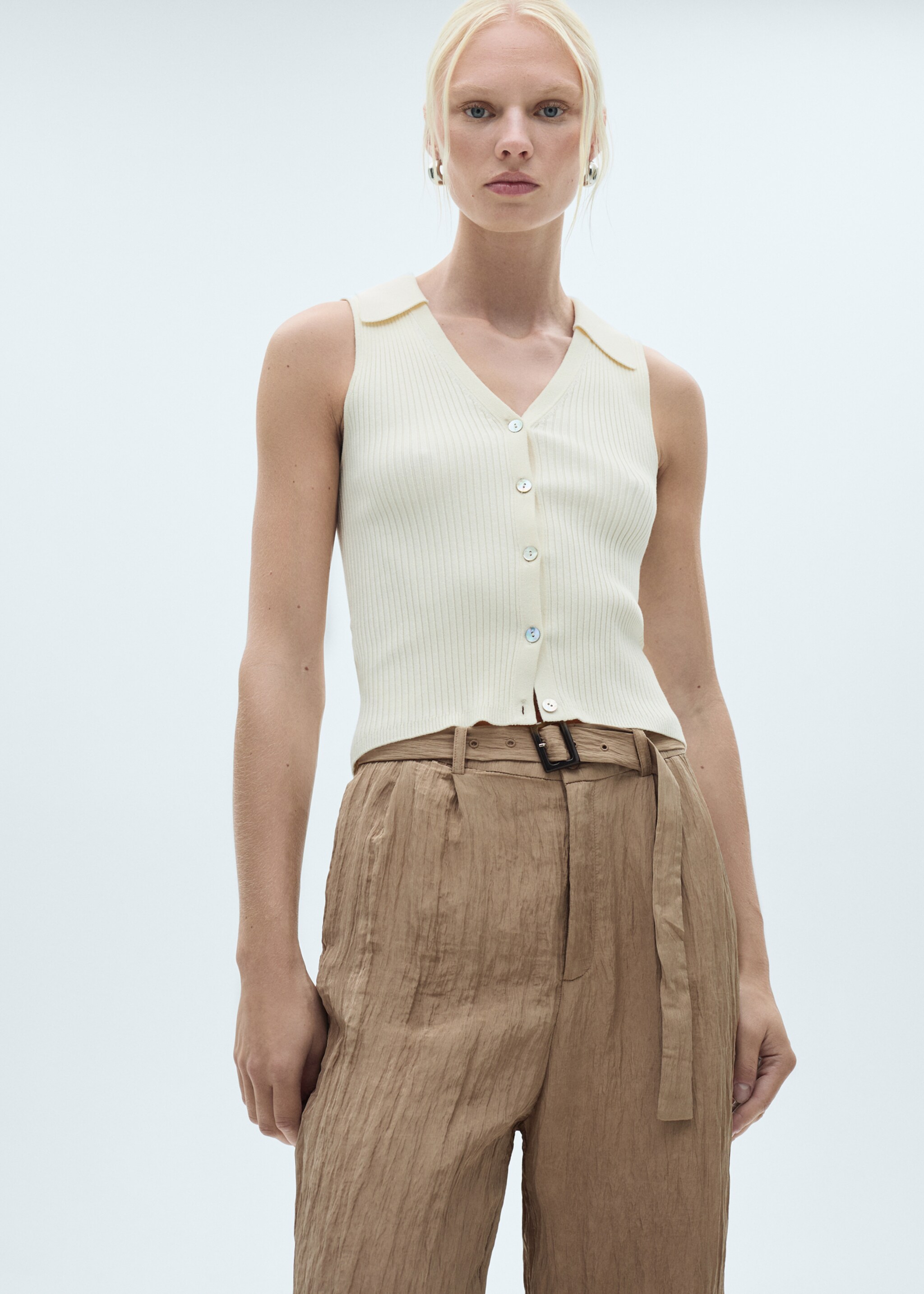 Textured trousers with belt - Details of the article 6, Brown. Ref: 77067646-00.